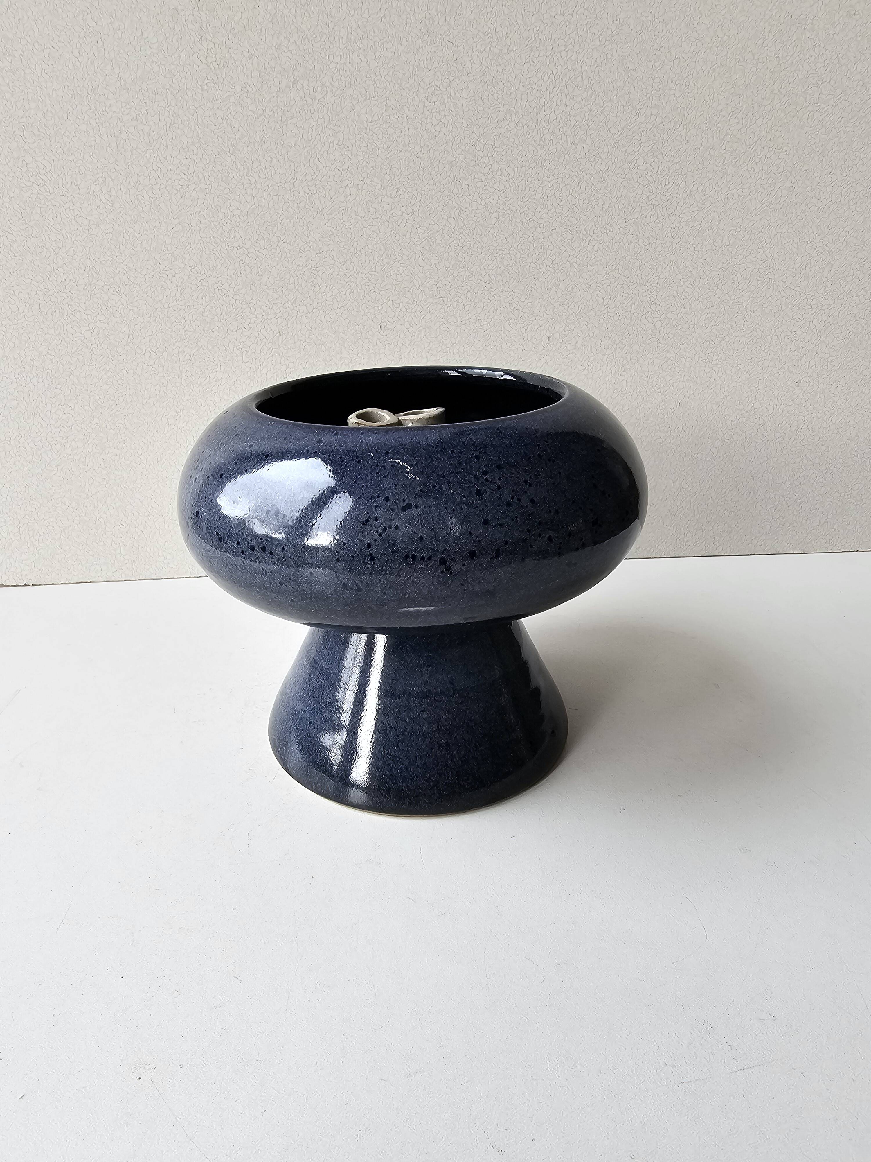 Magnificent blue ceramic flowerpot vase signed (pictogram with identification)