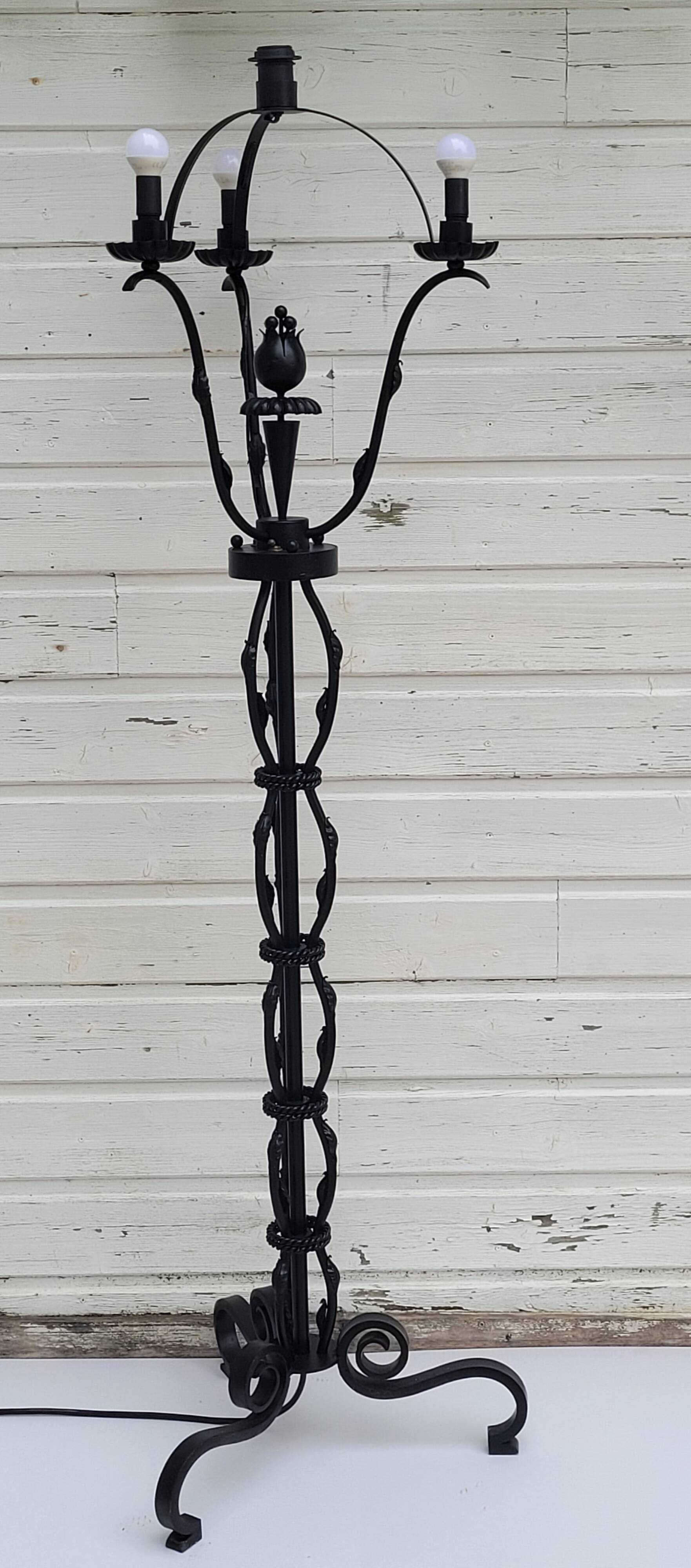 Lampadaire en fer forgé noir attribué a Gilbert Poillerat