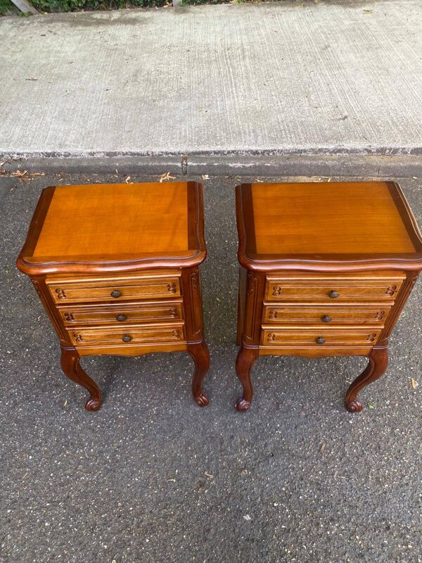 2 tables de chevet Louis XV en merisier 1970