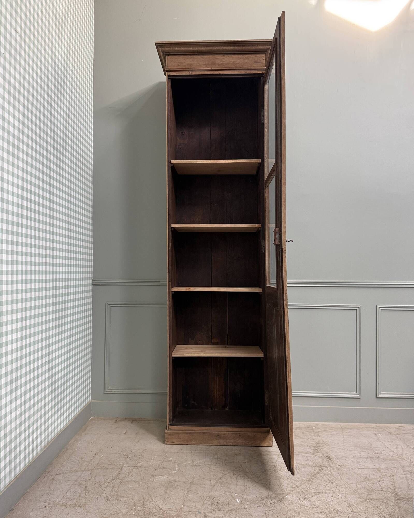High glass-fronted oak cabinet (renovated)