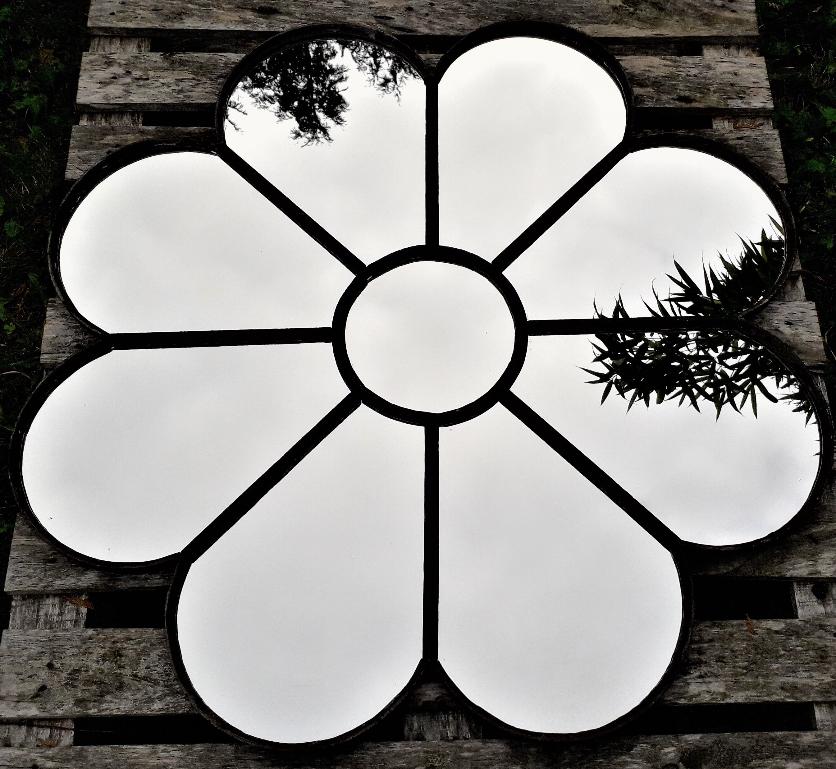 Large flower-shaped mirror 107x107 cm