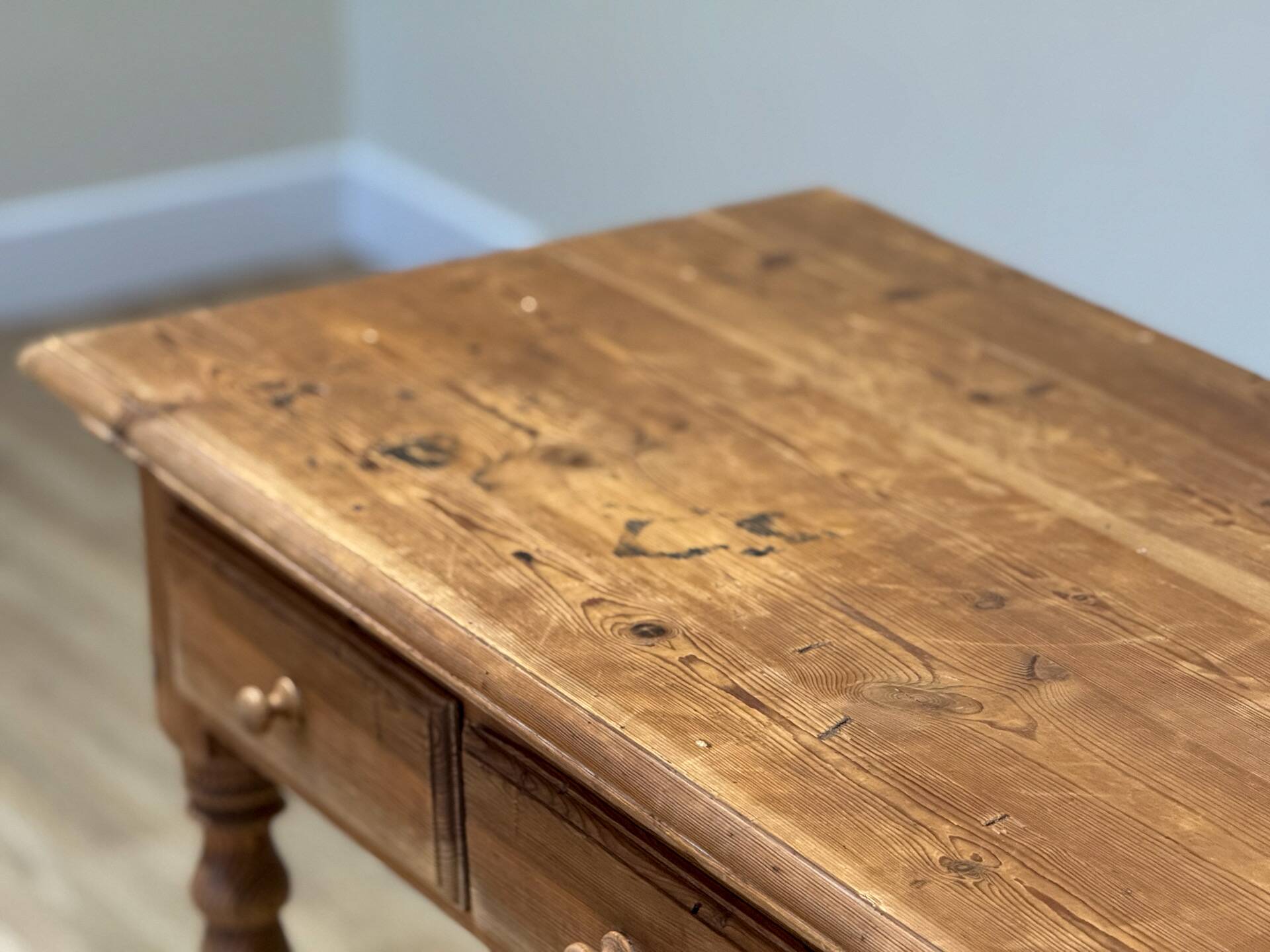 Console victorienne allongée en pin mélis méditerranéen — Fin du XIXe siècle