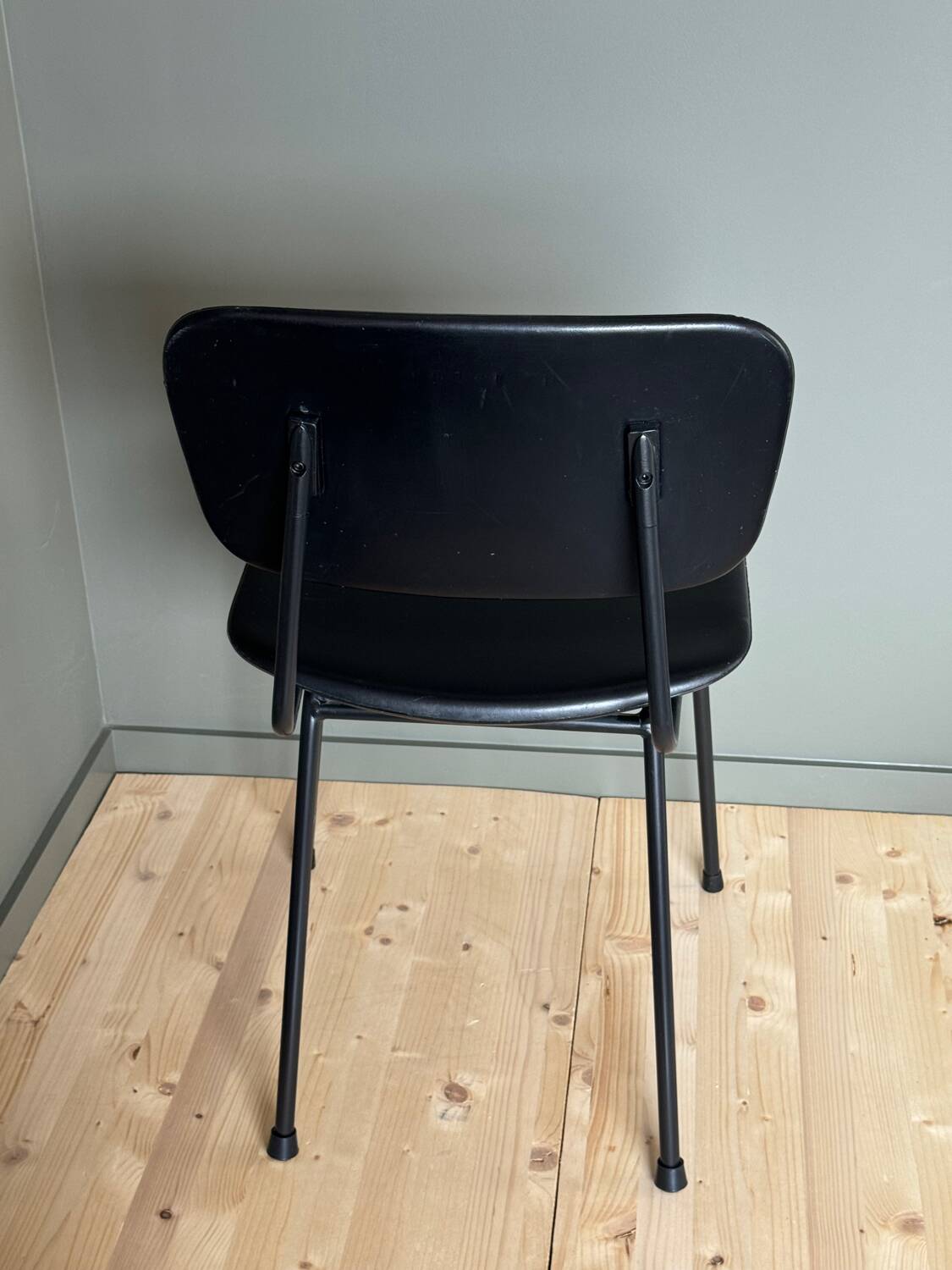 Metal chair and black faux leather, 1950s.
