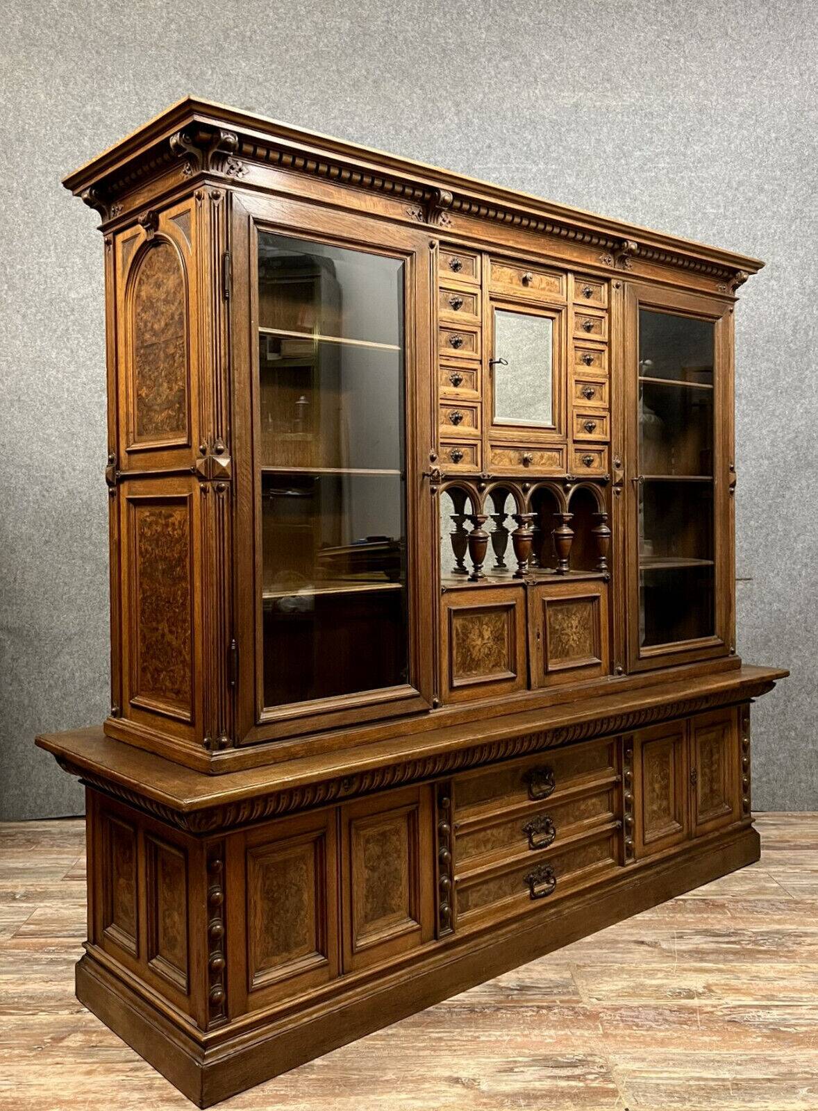 Rare and important double-sided Museum display case in Renaissance style in walnut and magnifying glass