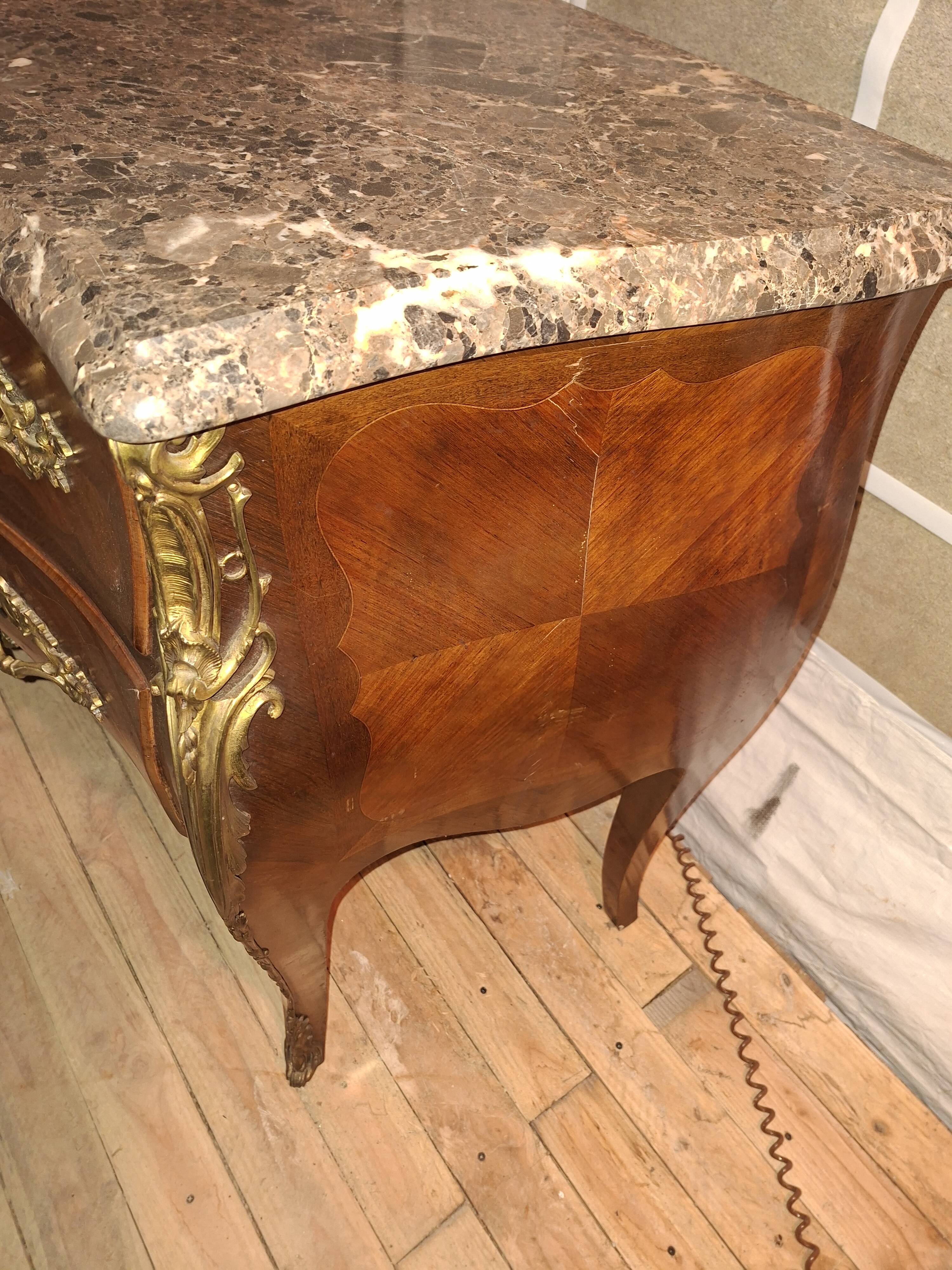 Commode sauteuse galbée de style Louis XV en marqueterie et bronzes dorés (