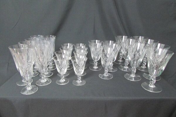 Lot de 29 verres à pied , forme évasée