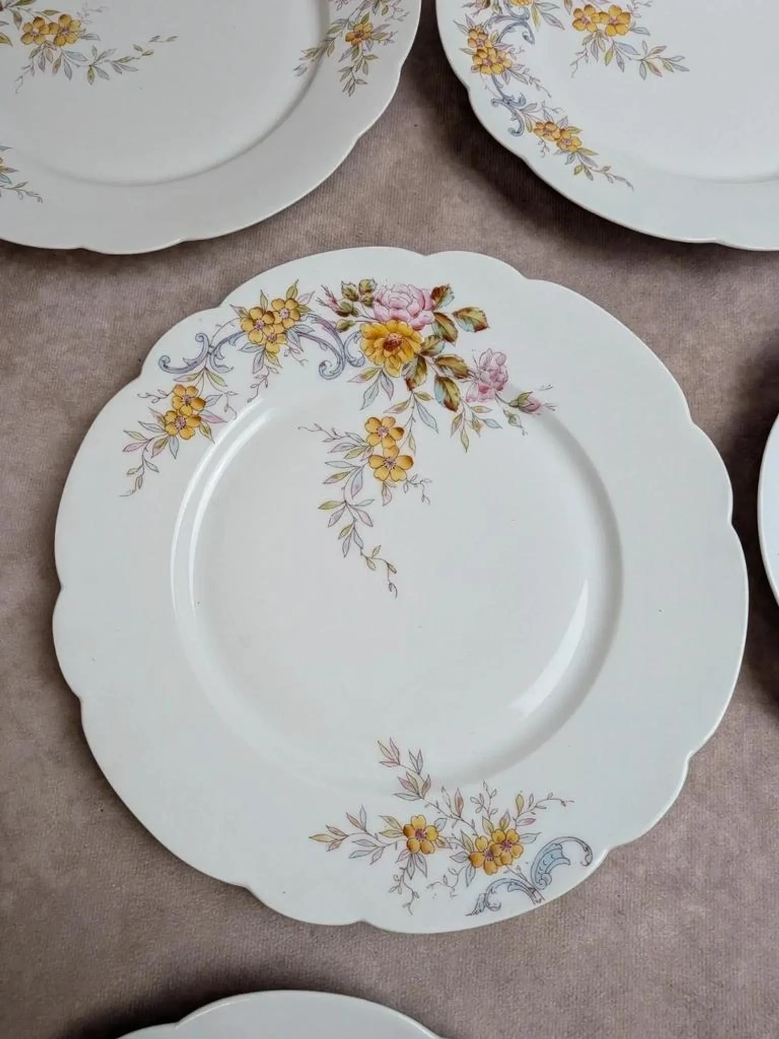 Set of 7 vintage flat plates in porcelain – Polychrome floral decoration