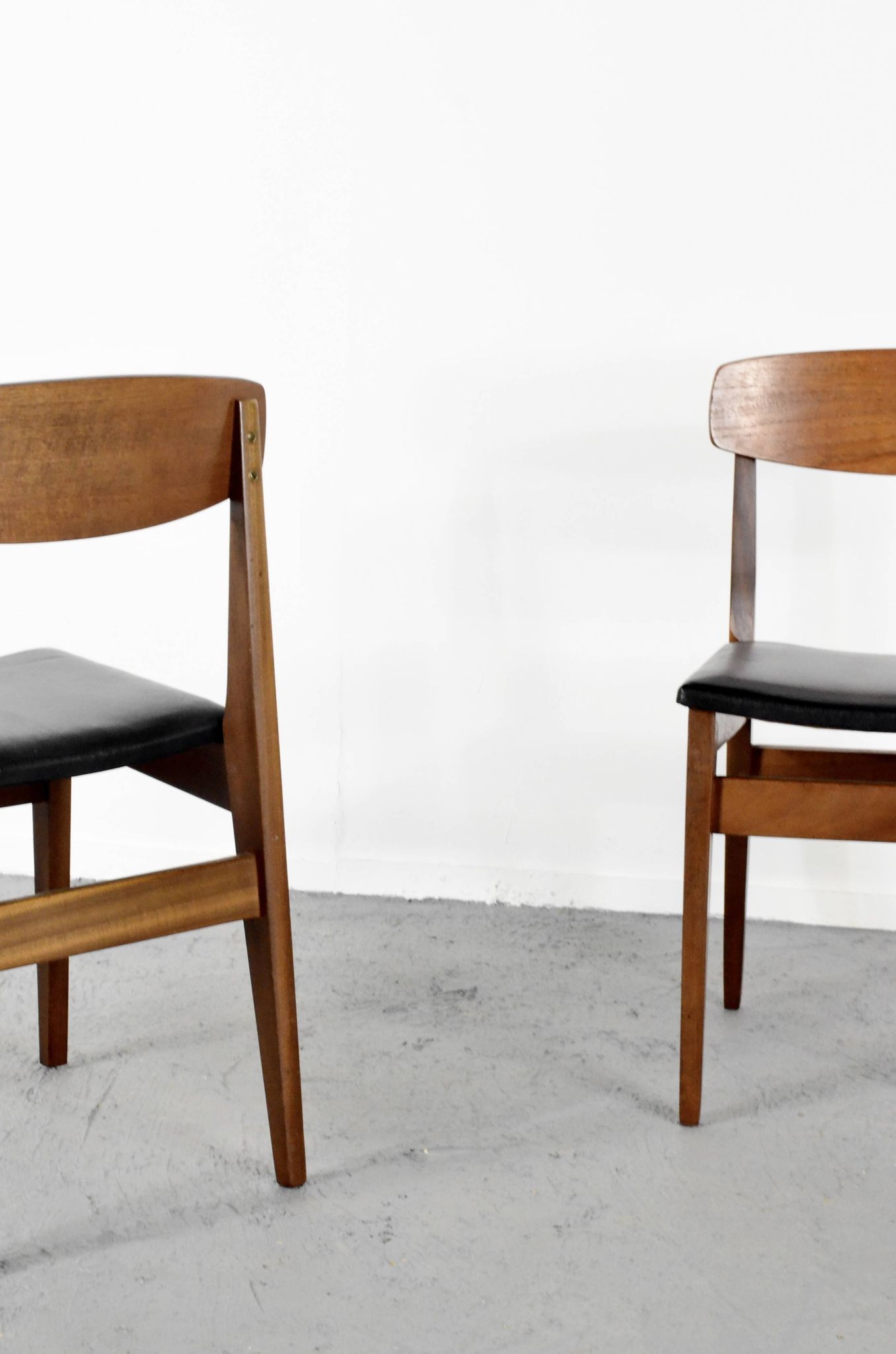 4 chaises en teck et similicuir, milieu XXème