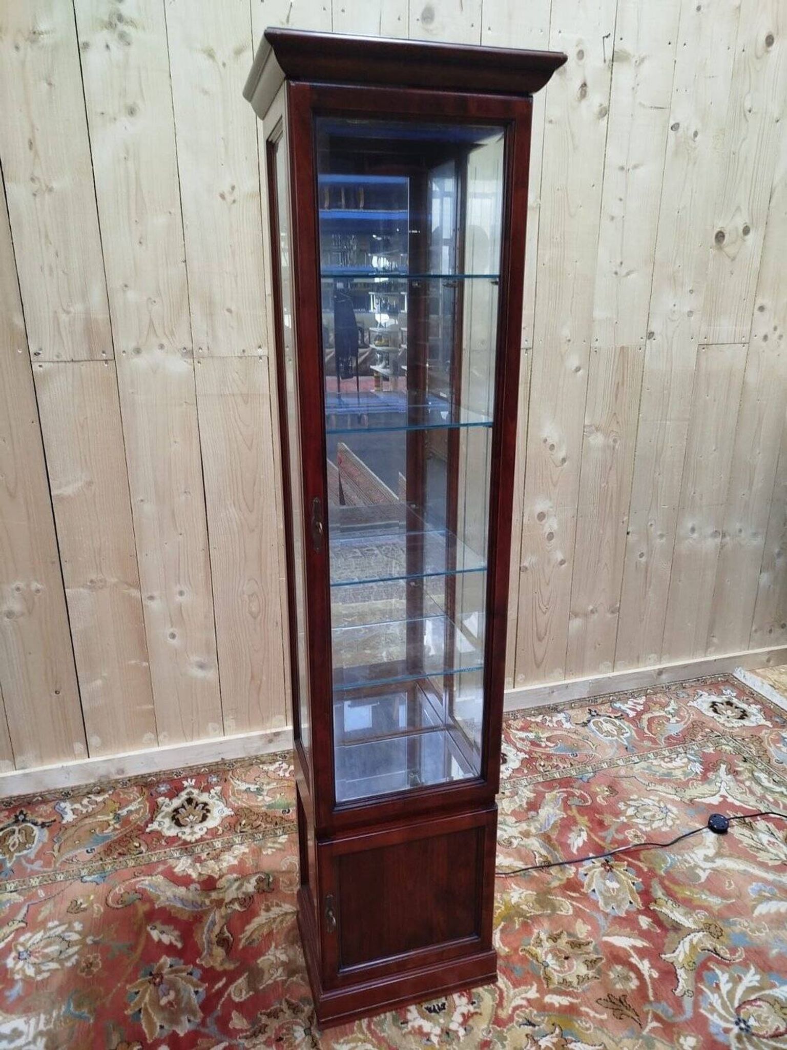 Vitrine étroite de présentation en merisier