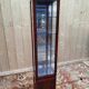 Vitrine étroite de présentation en merisier