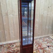 Vitrine étroite de présentation en merisier