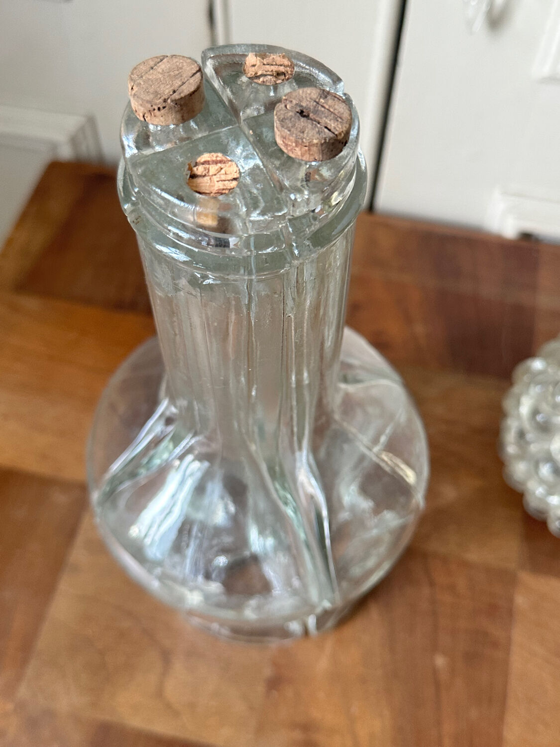 Compartmented liqueur decanter