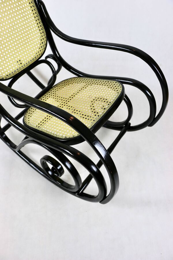 Fauteuil à bascule noir vintage attribué à Michael Thonet