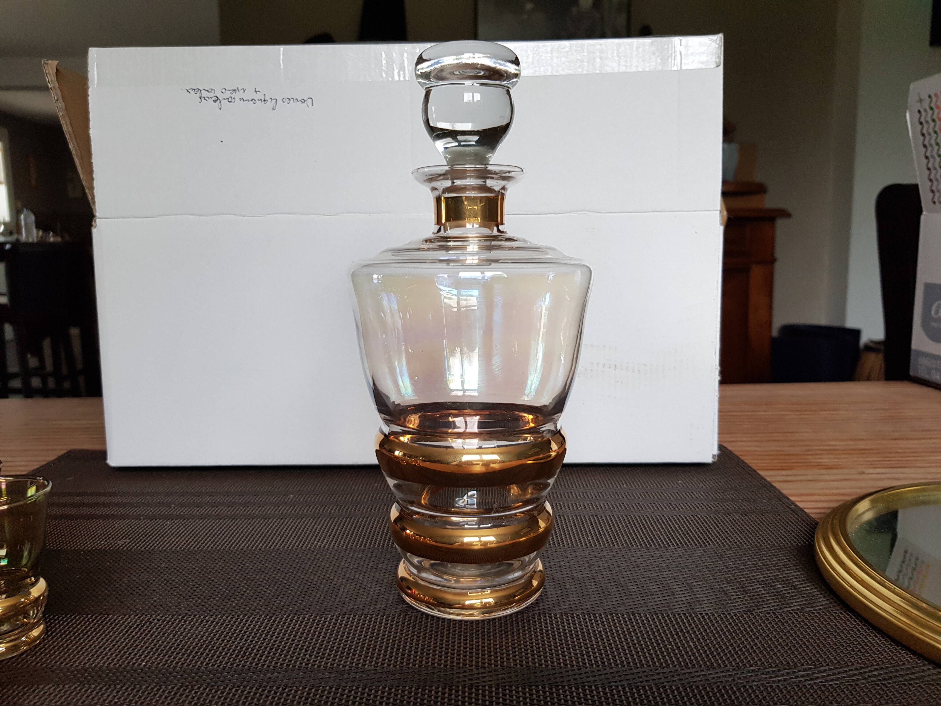 Carafe avec verres à liqueur