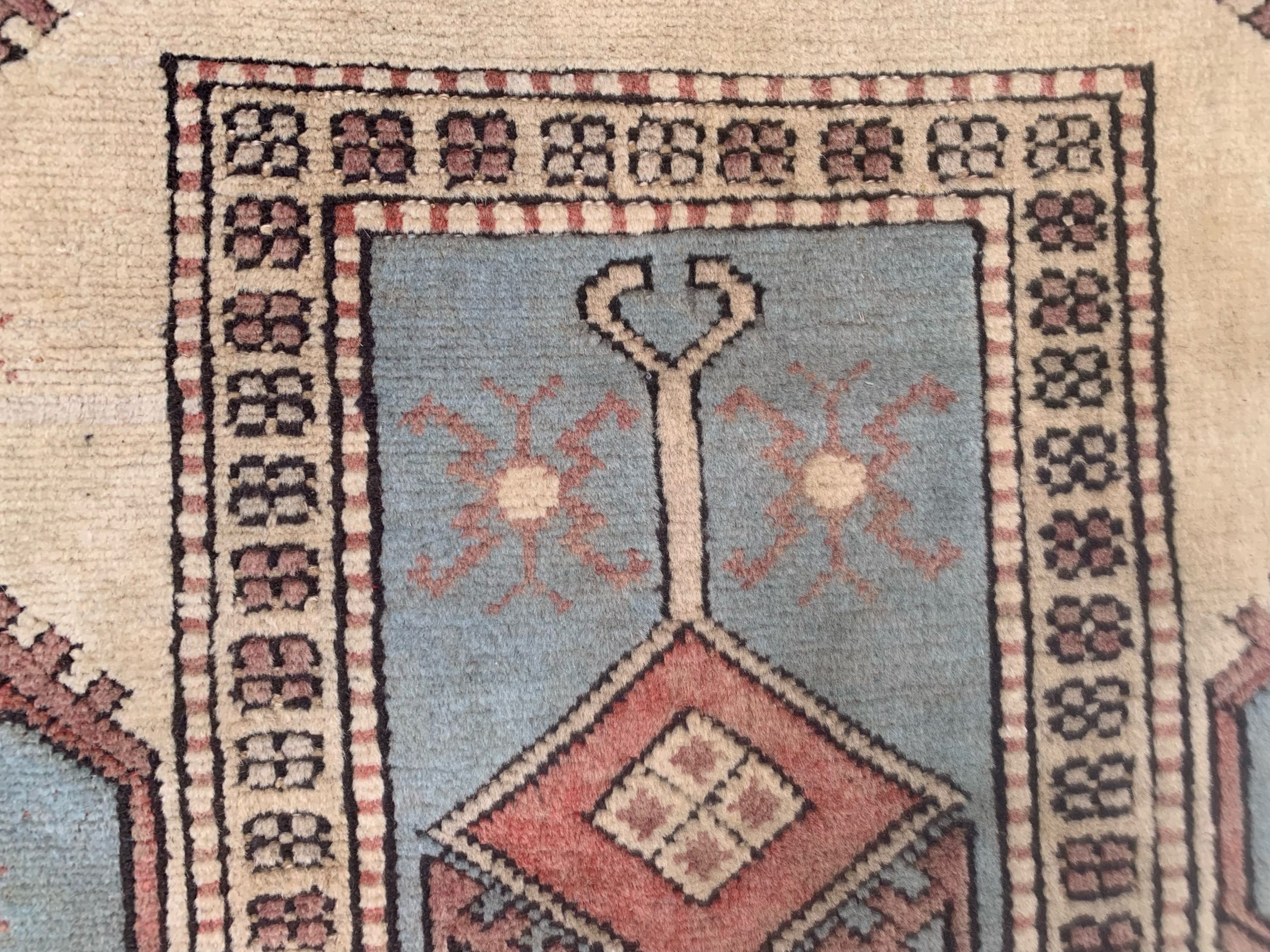 Old turkish rug 132x94 cm old vintage carpet ushak pink beige blue