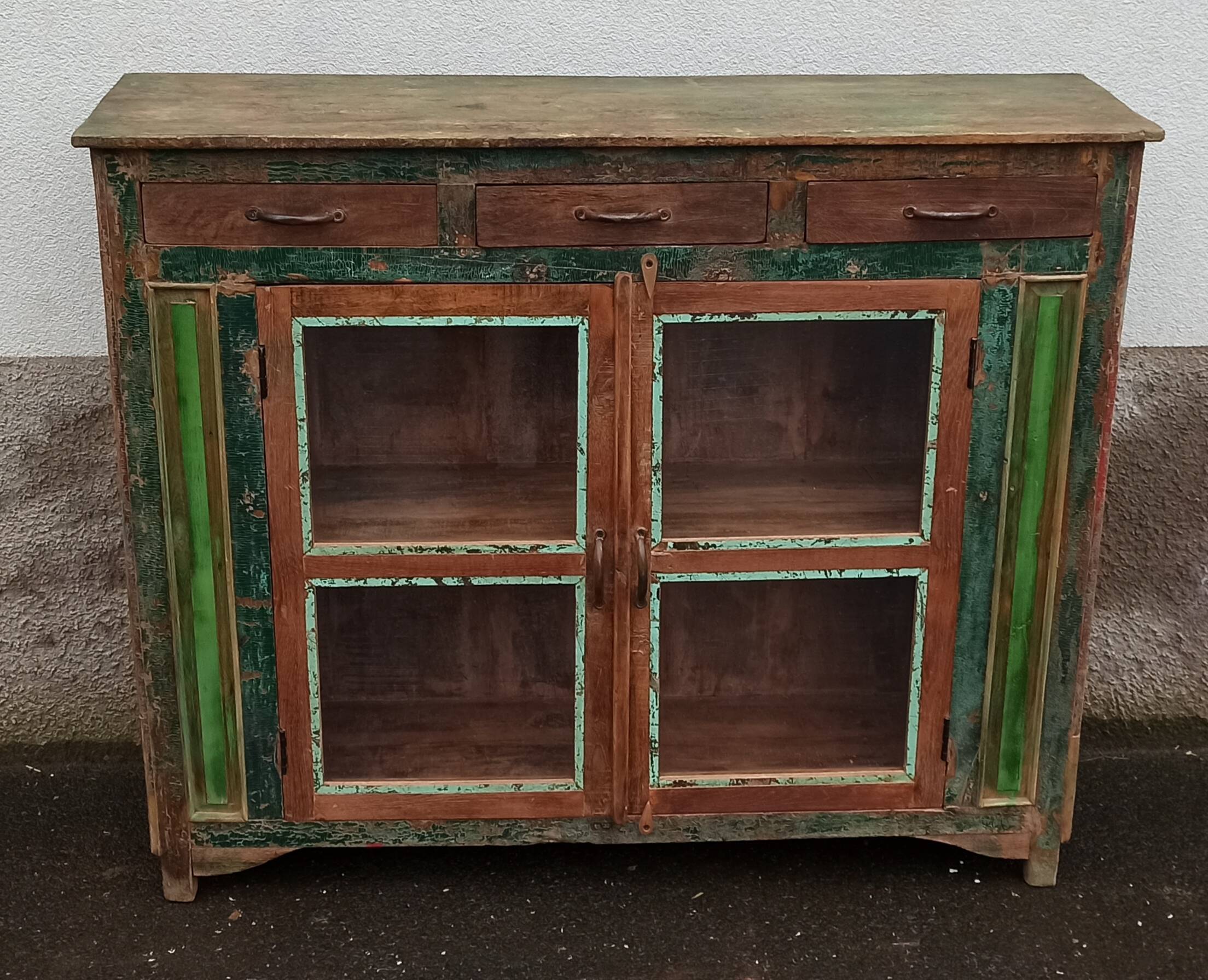 Glazed wooden sideboard with 2 doors