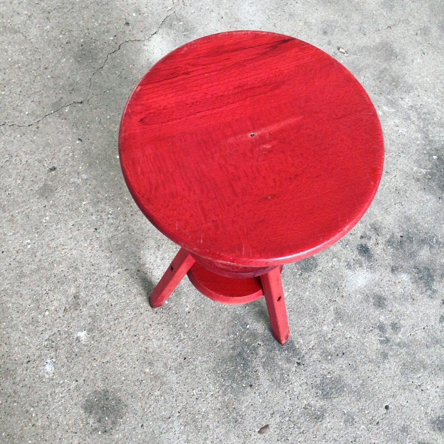 Tabouret d’architecte à vis rouge