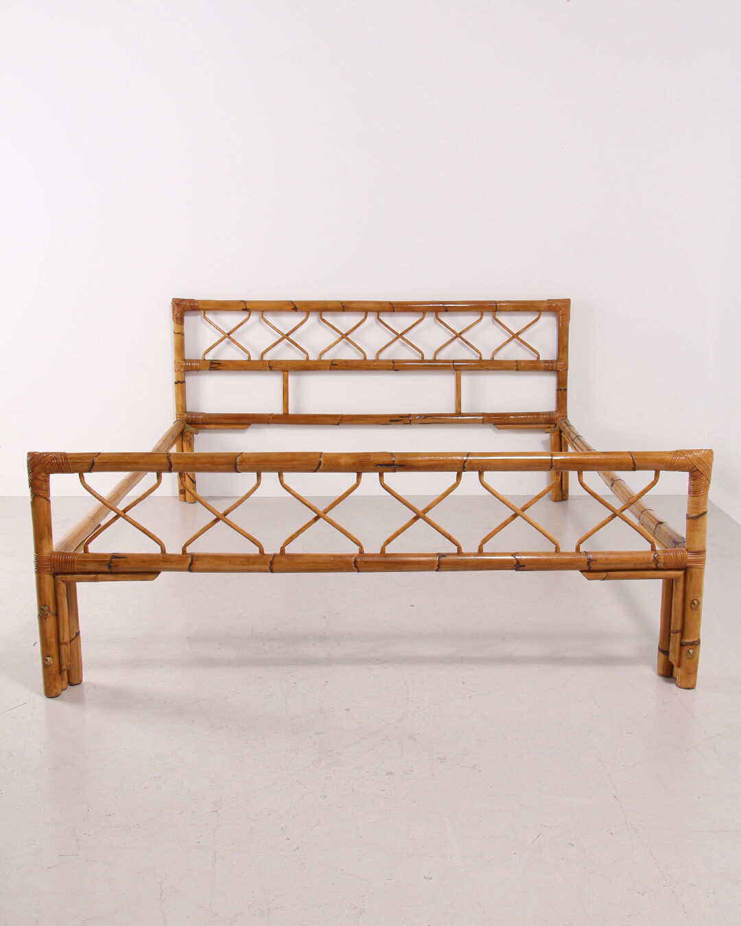 Bed 140 rattan and 2 vintage bedside tables