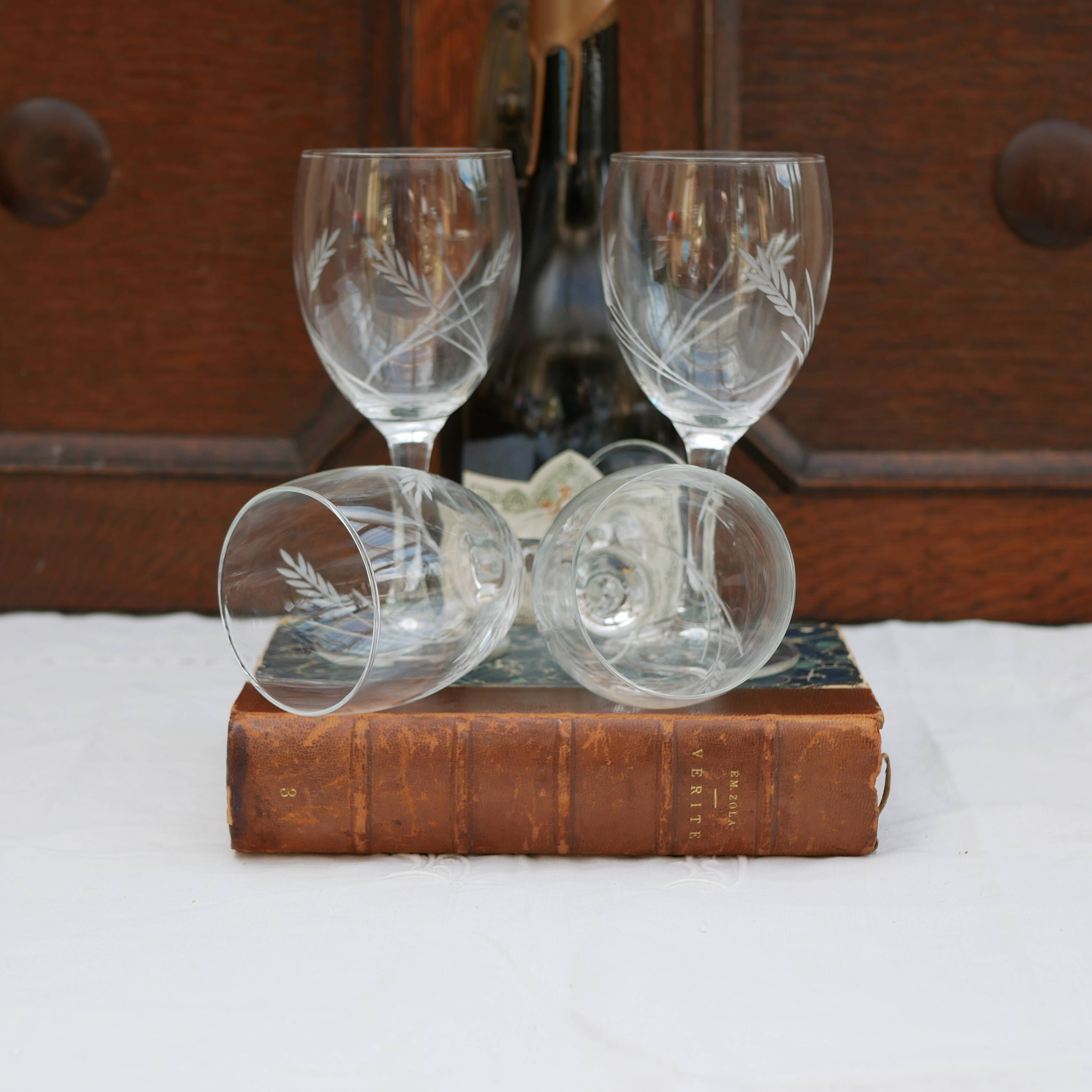 Set of 4 engraved wine glasses - ARC France stemmed glasses