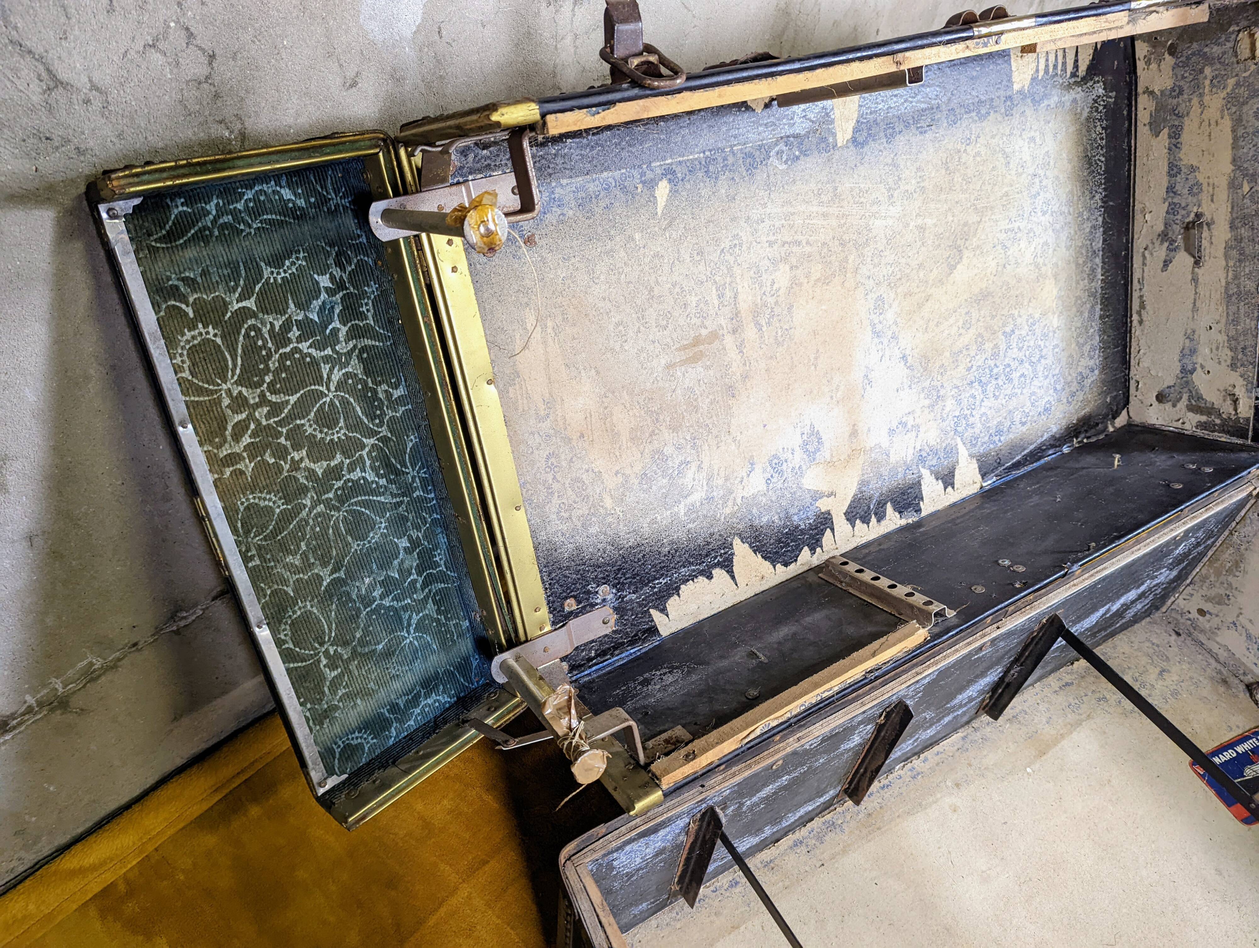 Antique travel trunk mendel trunk