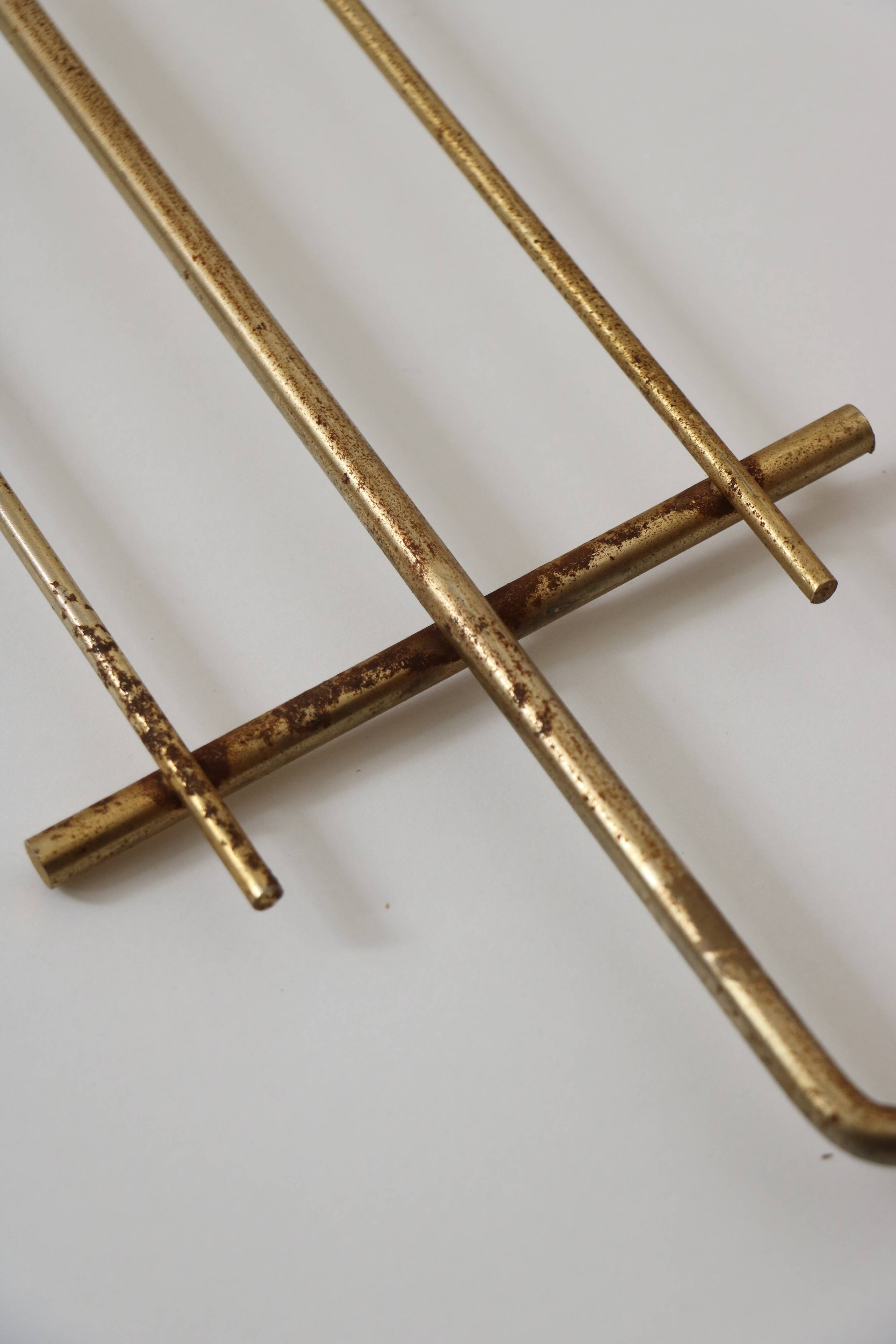 String shelf in teak and gold metal