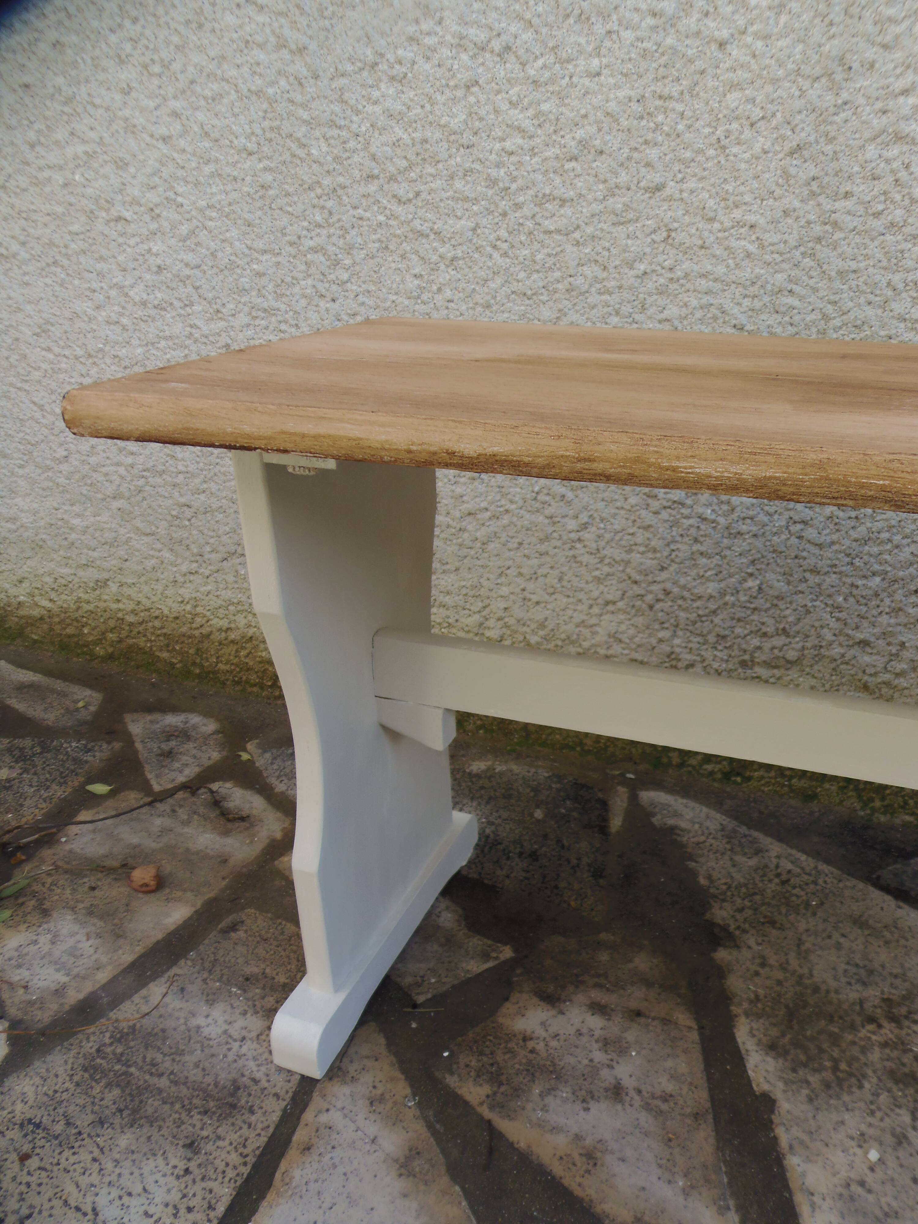 Banc réenchanté en beige, assise bois.