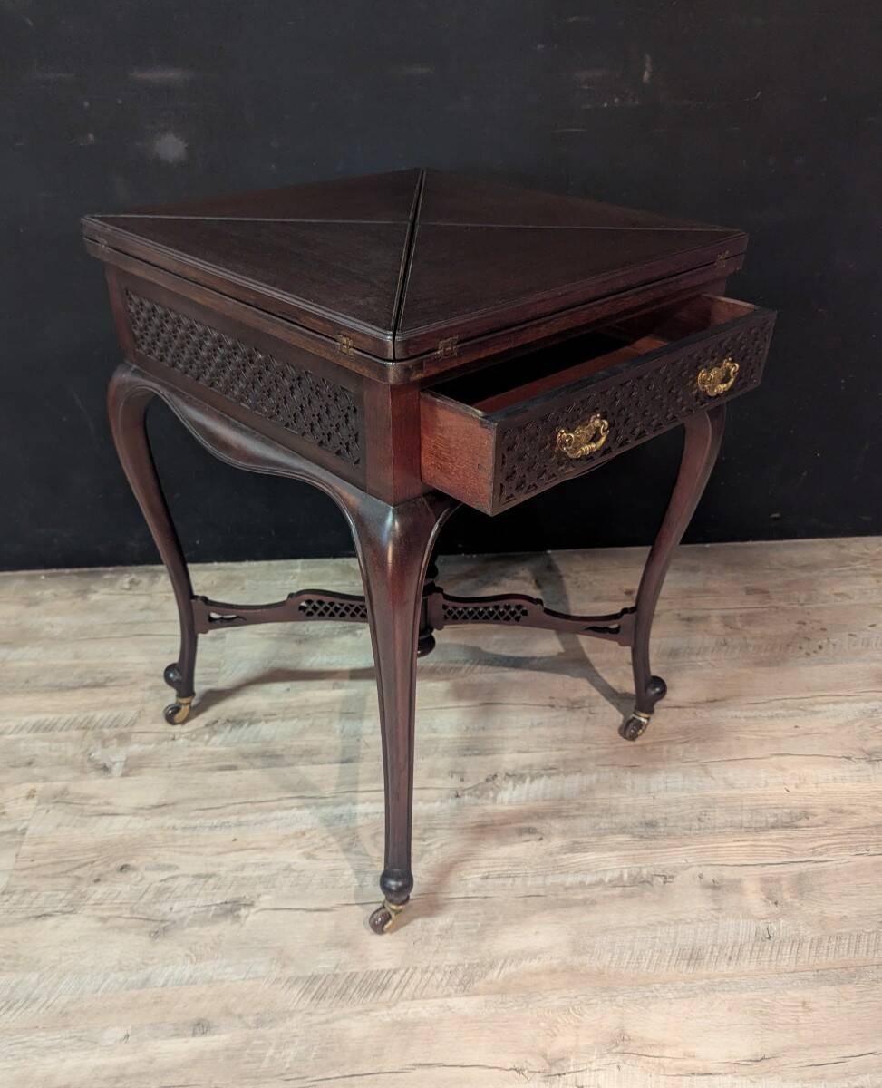 Game table known as "mouchoir" in mahogany, Louis XV style with decorative inspiration.