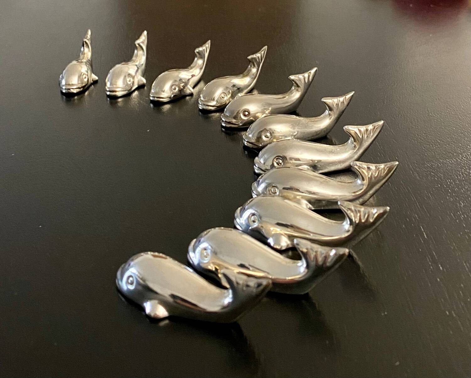 11 whale-shaped metal knife holders