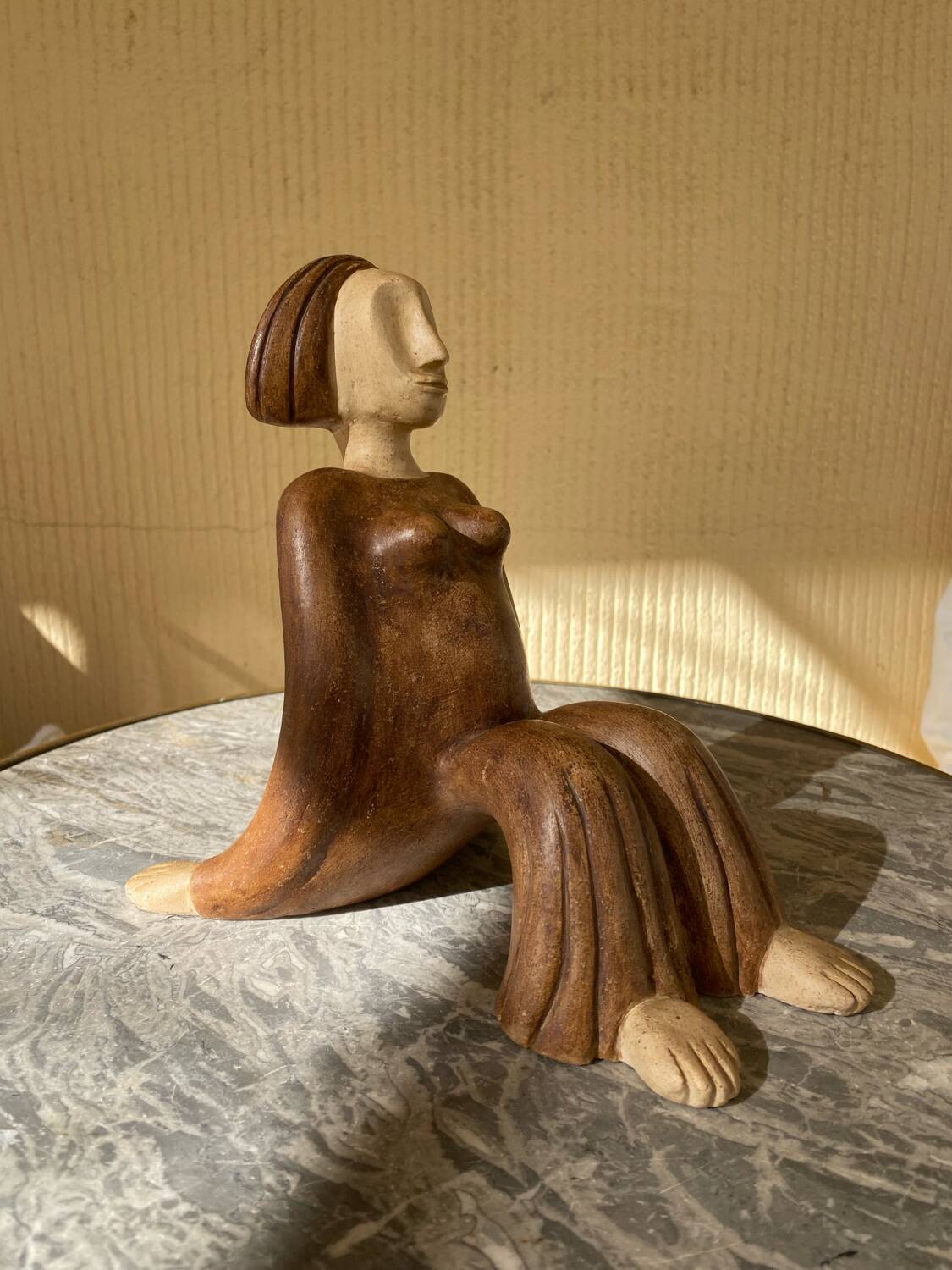 Sculpture féminine en gres signée