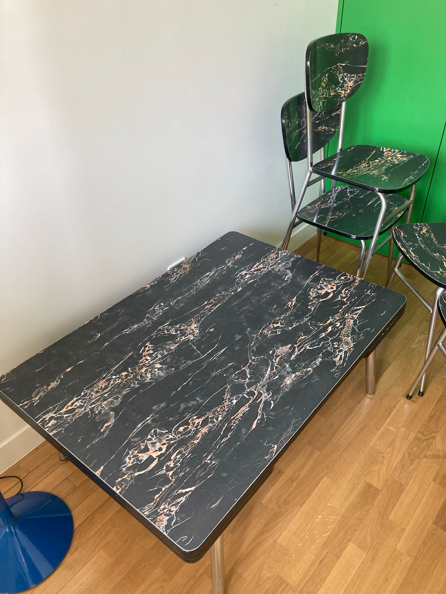 4 chairs and marble effect Formica coffee table