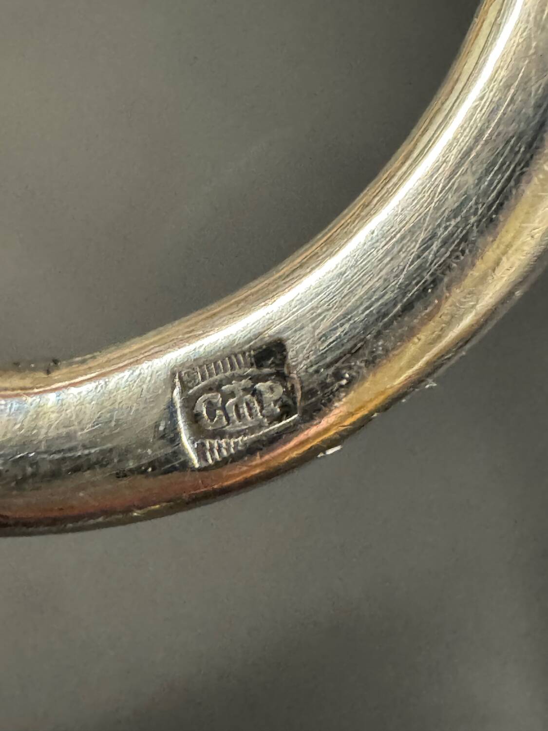 Salière double en cristal taillé signée Baccarat avec monture en métal