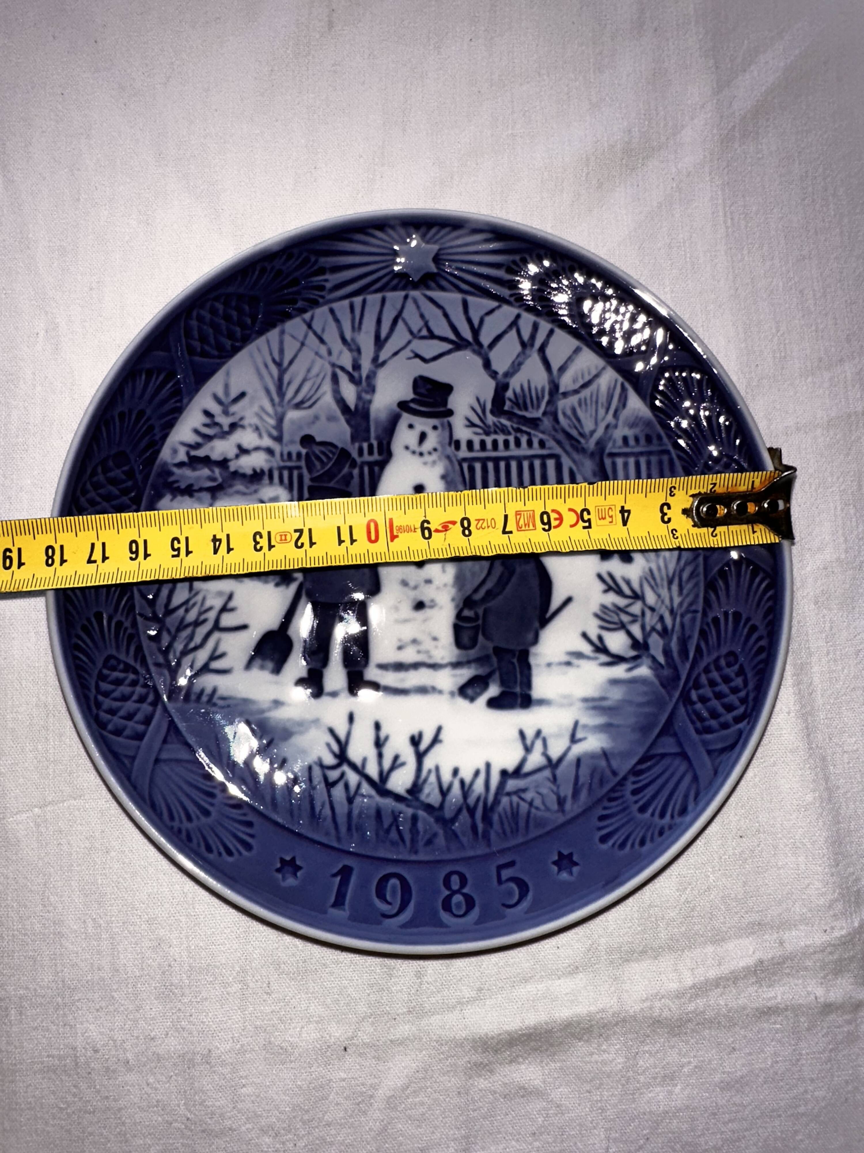 Royal Copenhagen porcelain Christmas plate 1985