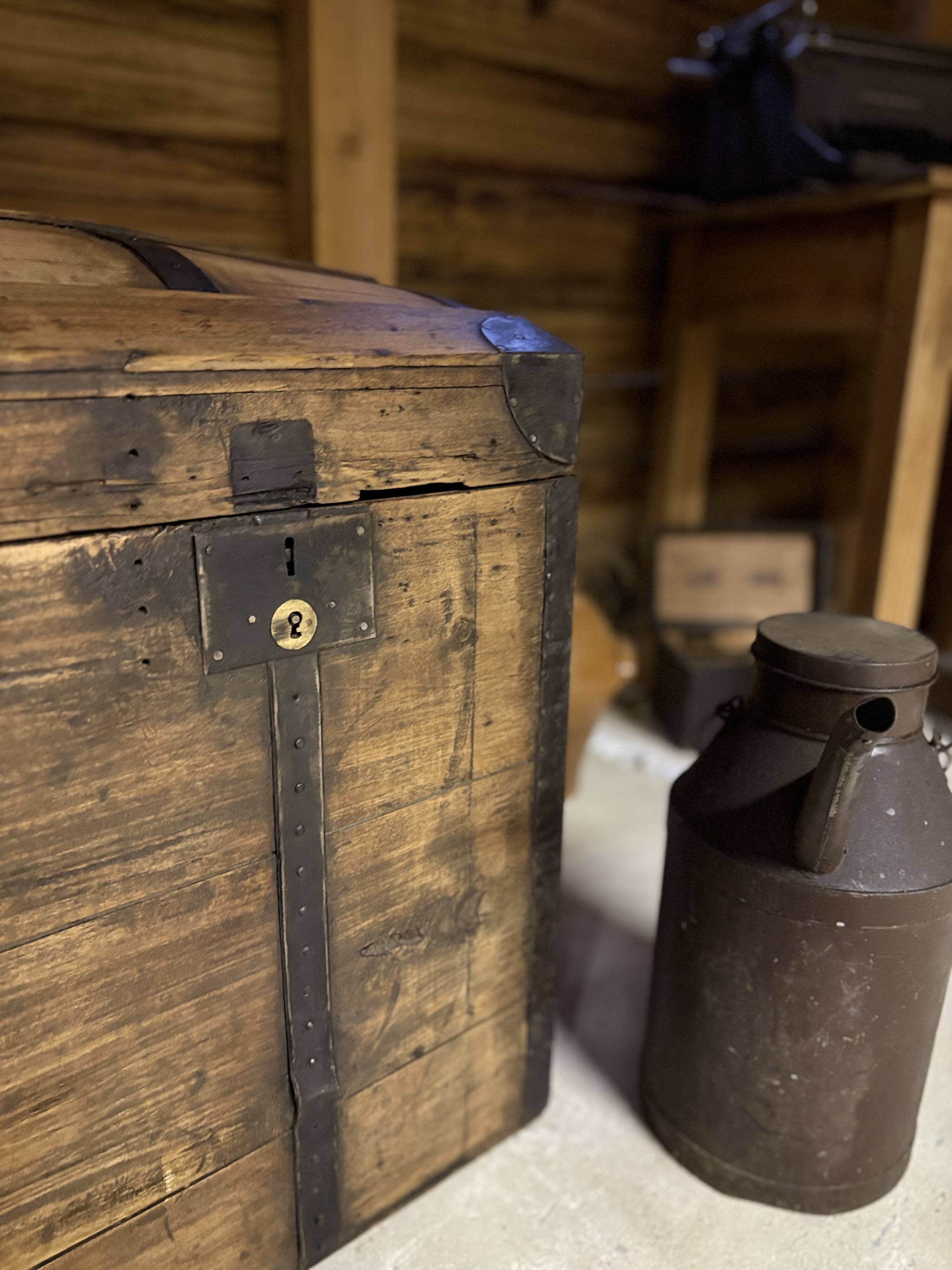 Renovated old wooden trunk – storage box / vintage decor