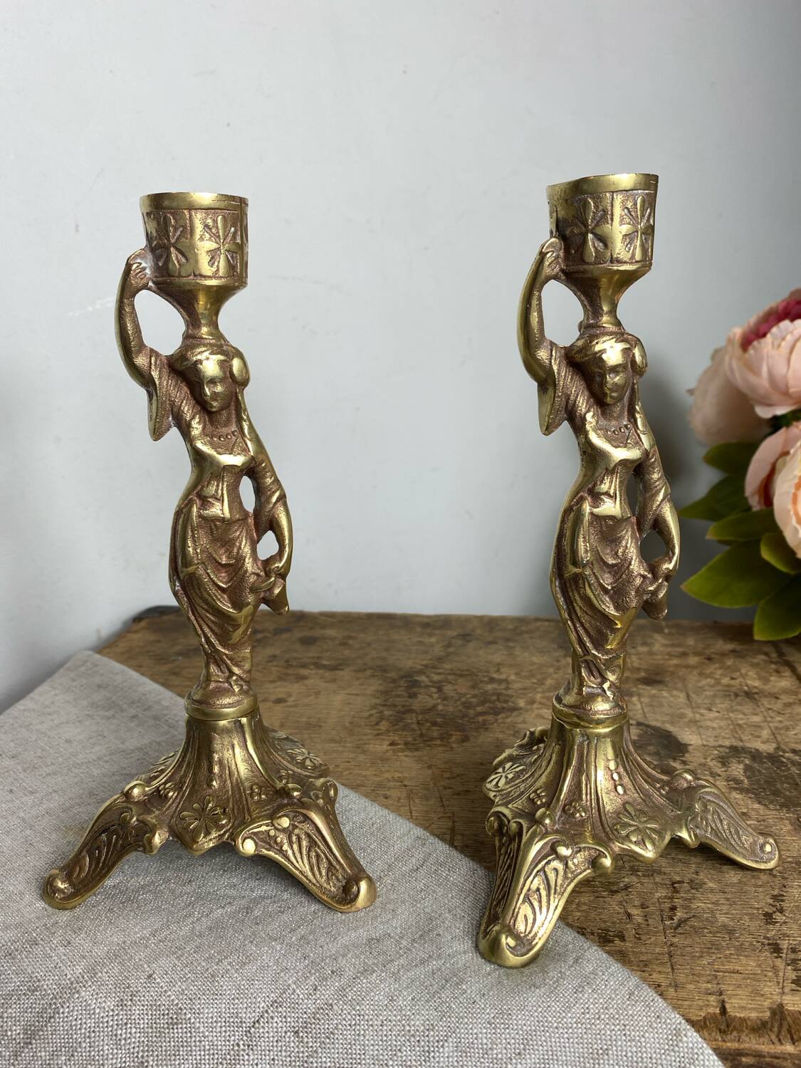 Paire de bougeoirs en bronze, porteuses d’eau