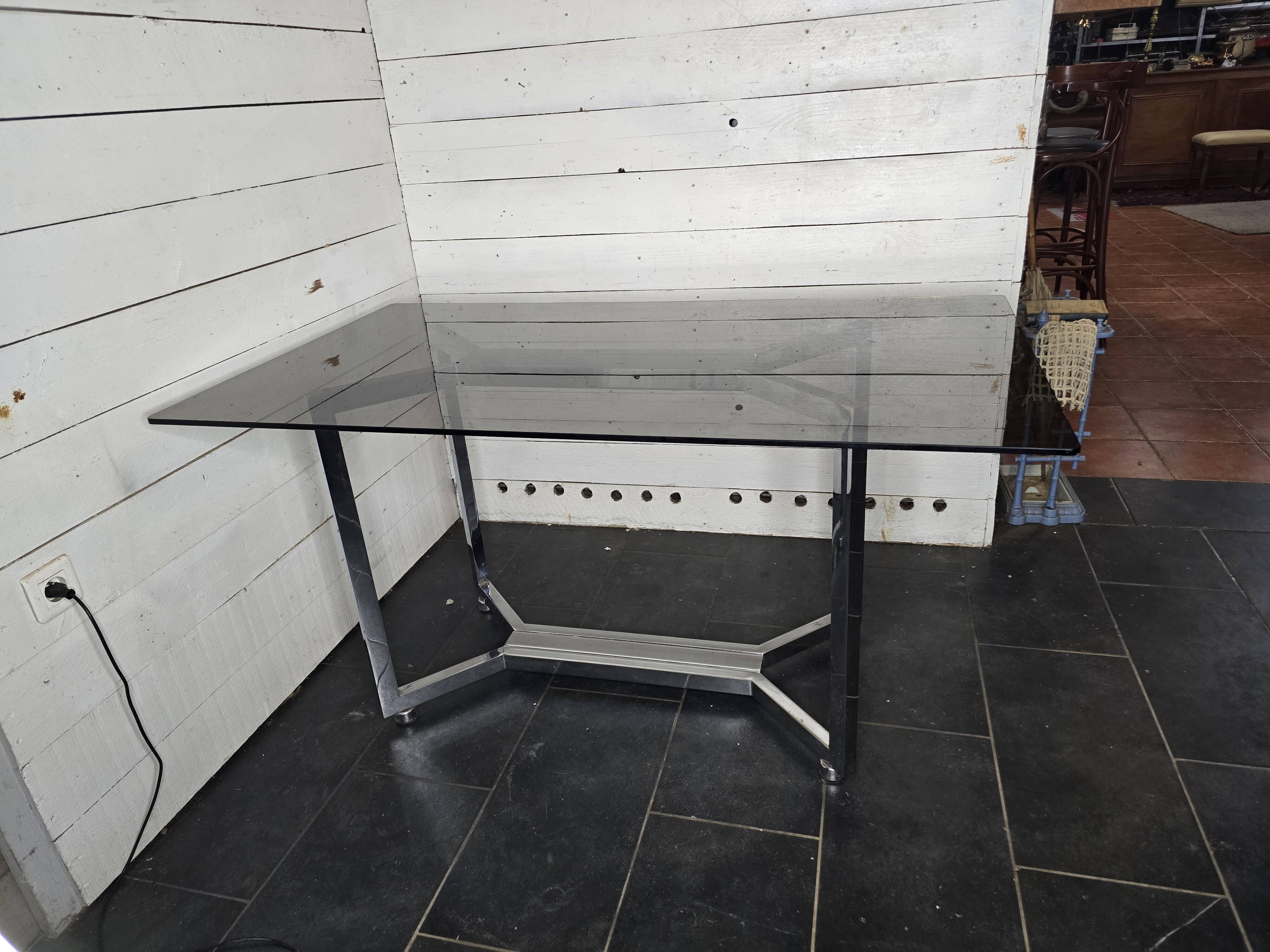 Table en métal chromé dessus verre fumé
