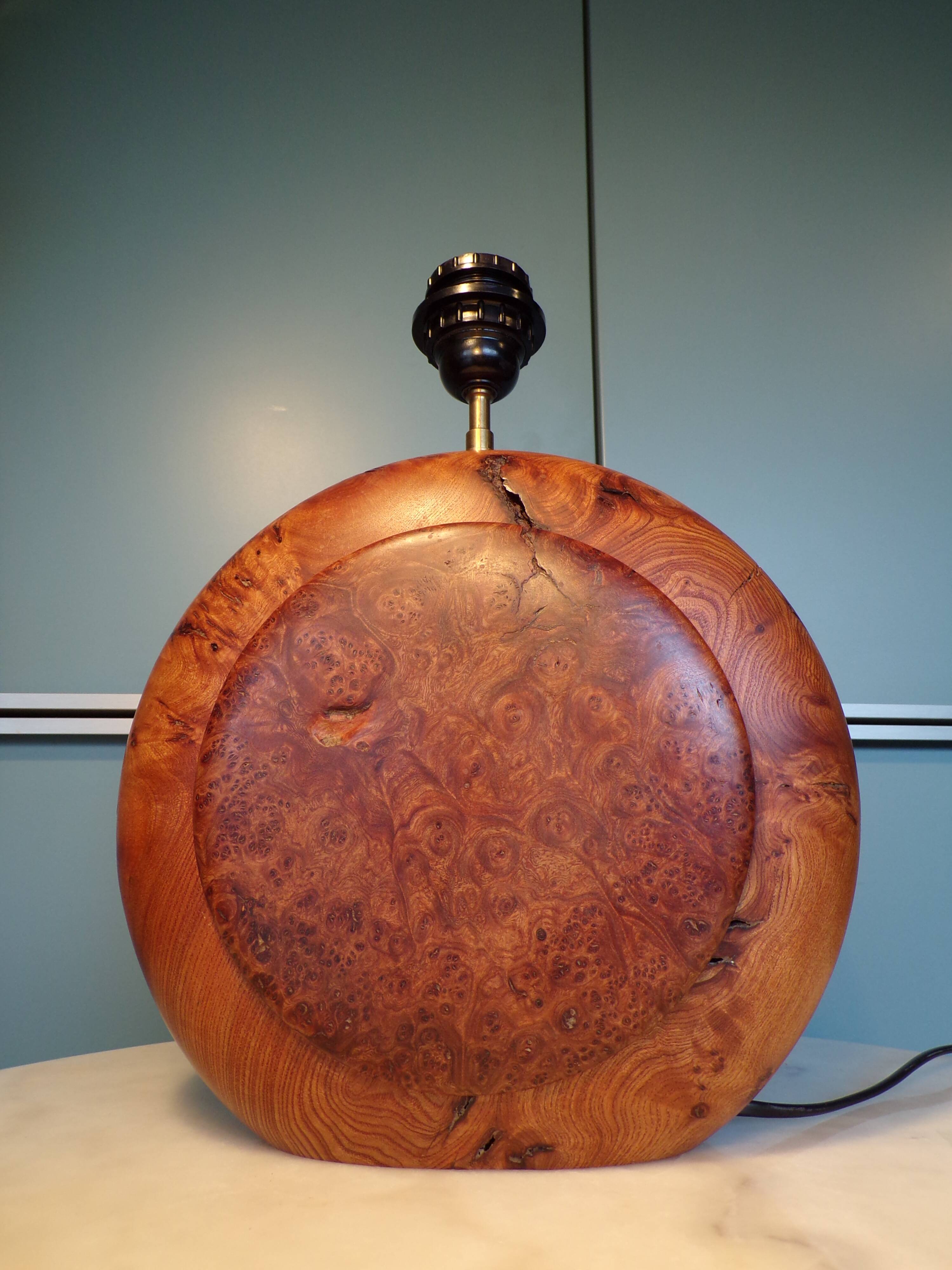 Lamp in elm or thuja wood.