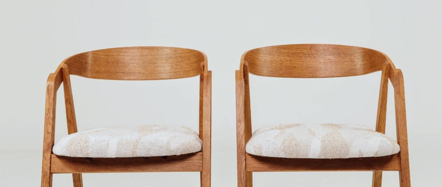 Set of 6 rustic oak wood dining chairs in safari beige.