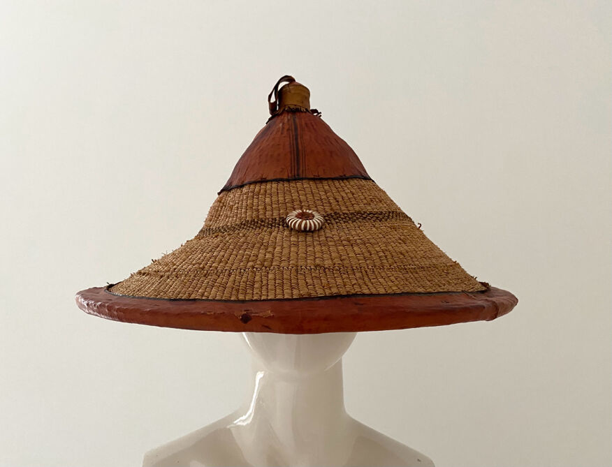 Chapeau traditionnel africain Fulani en cuir et paille tressée | Selency
