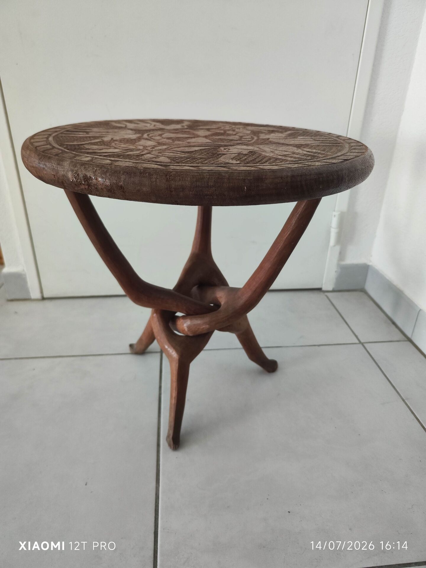 Vintage African gueridon – sculpted tripod base in solid wood