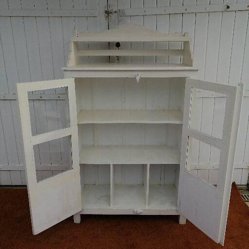 Small dresser/wardrobe