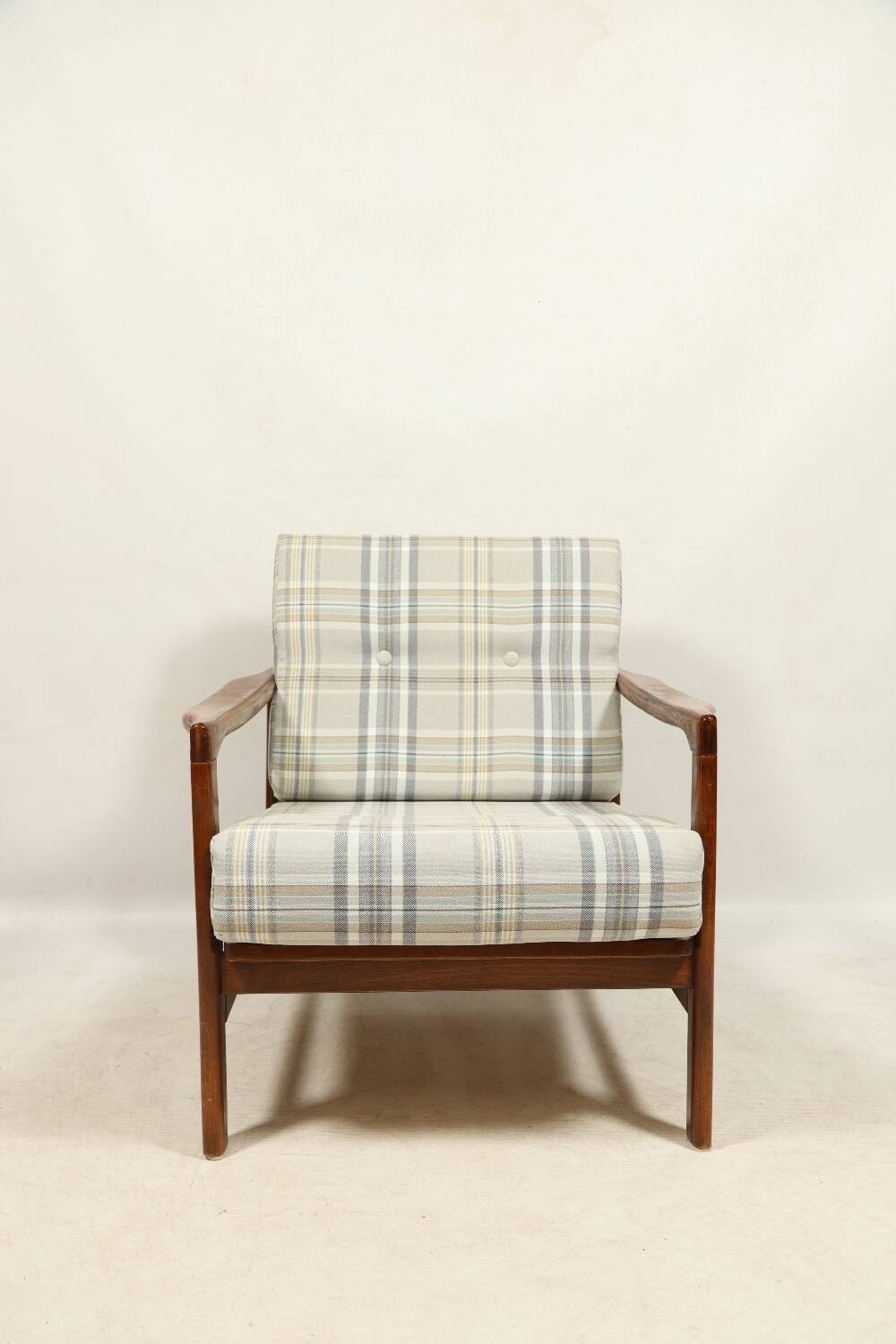 Fauteuil vintage, coussins à carreaux neufs, état d'origine du bois des années 1970