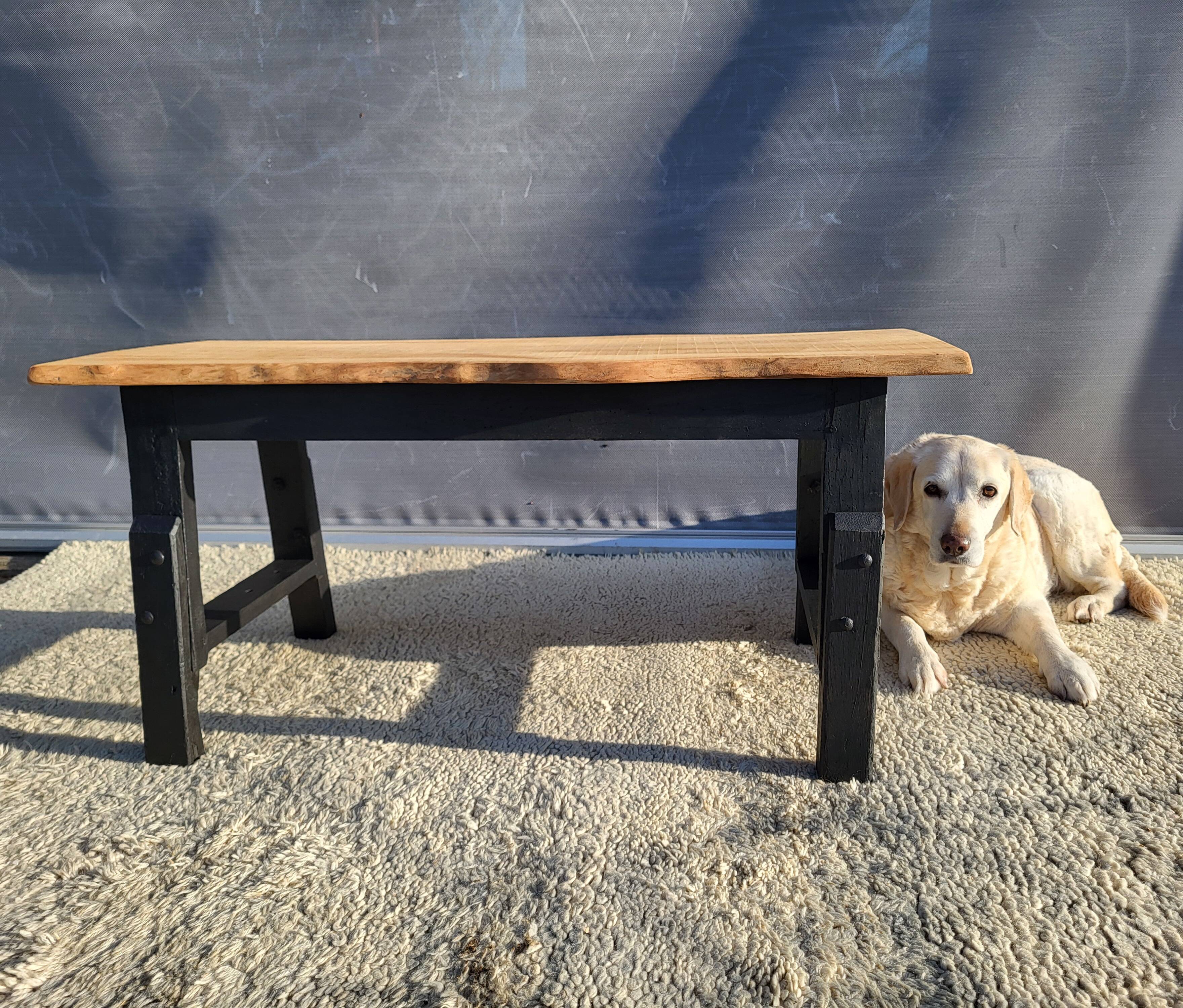Bicolour coffee table in solid oak with 19th-century legs • Unique piece "Raw"