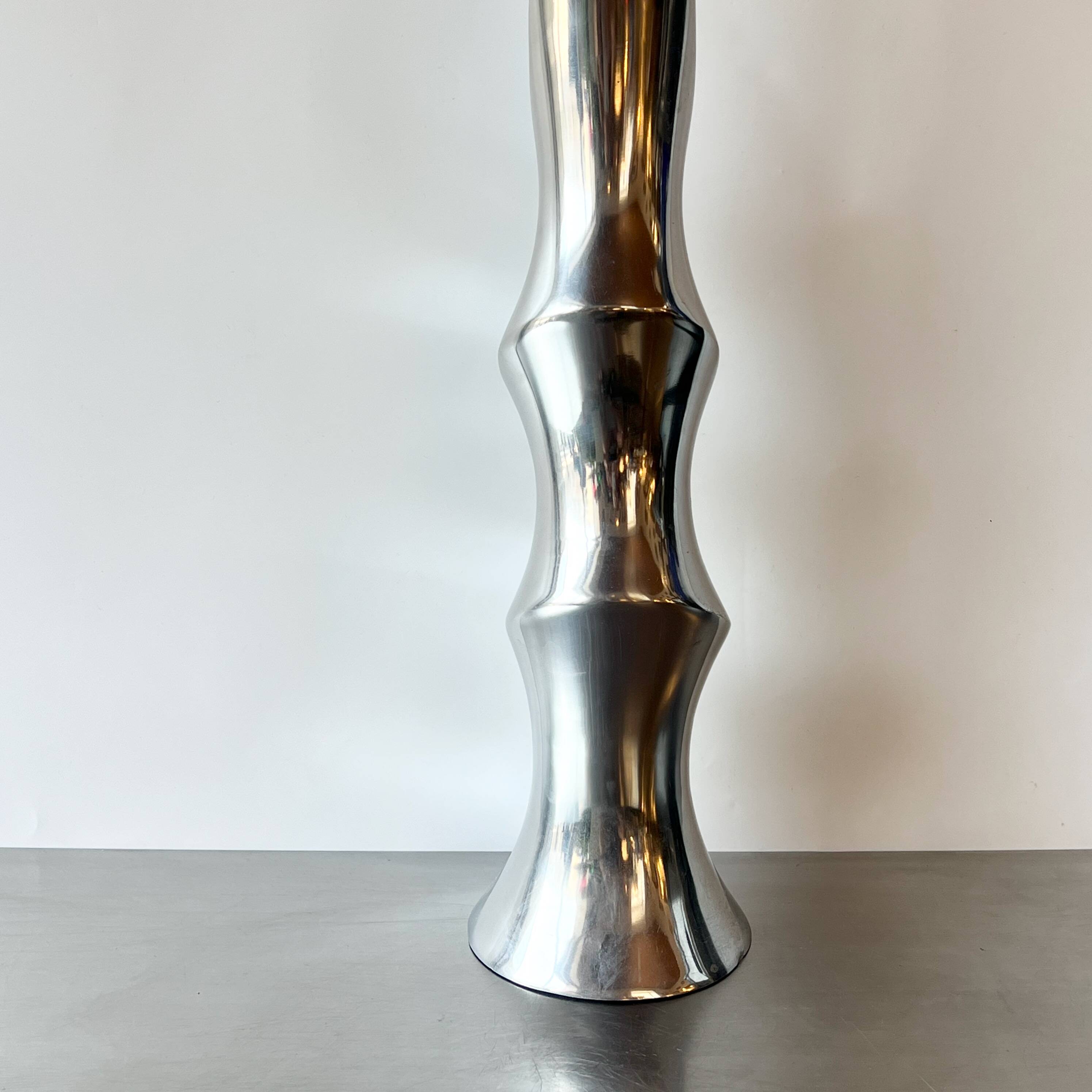 Xxl “twisted” vase / cast aluminum – 1980s