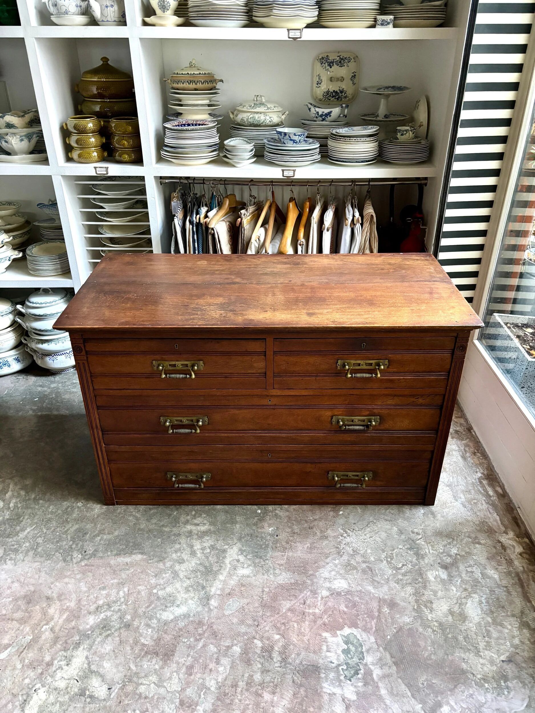 Commode anglaise Hobbs & Co 4 tiroirs en bois foncé