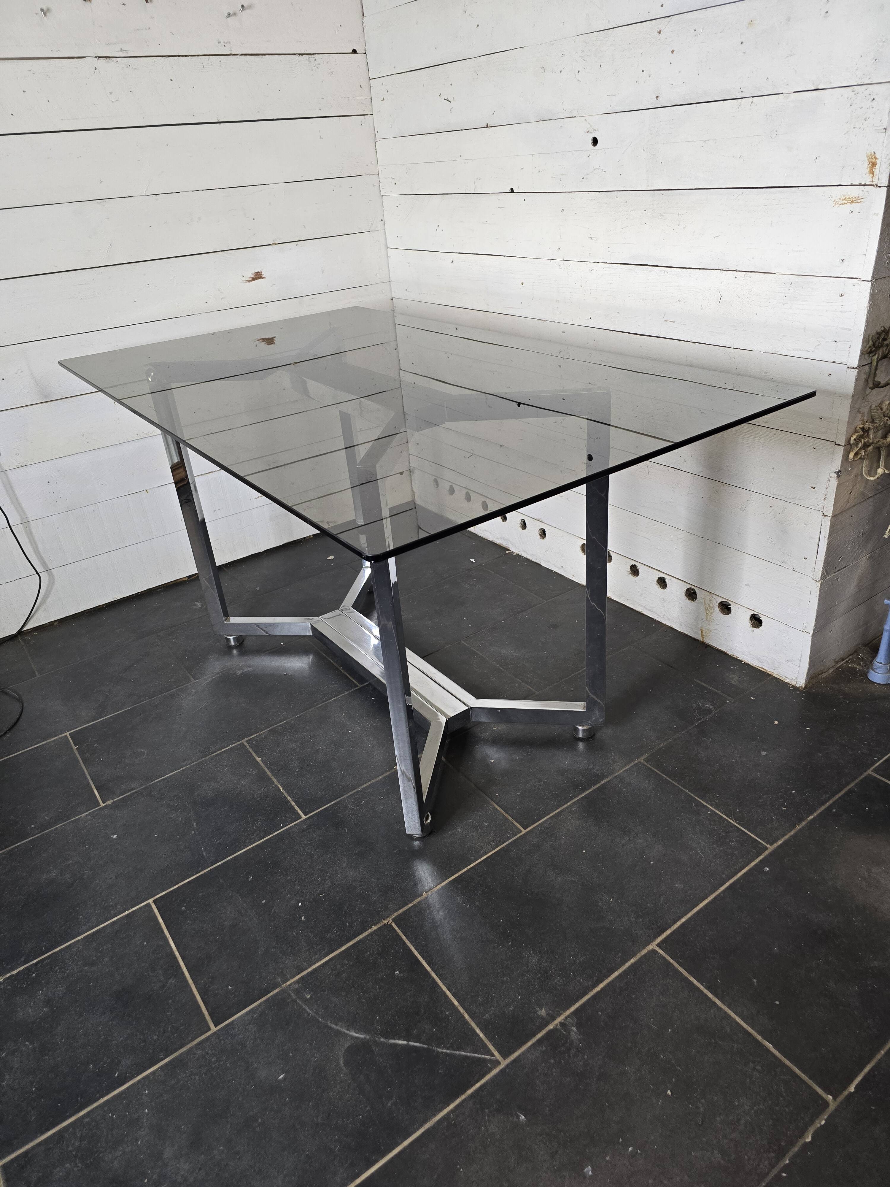 Table en métal chromé dessus verre fumé