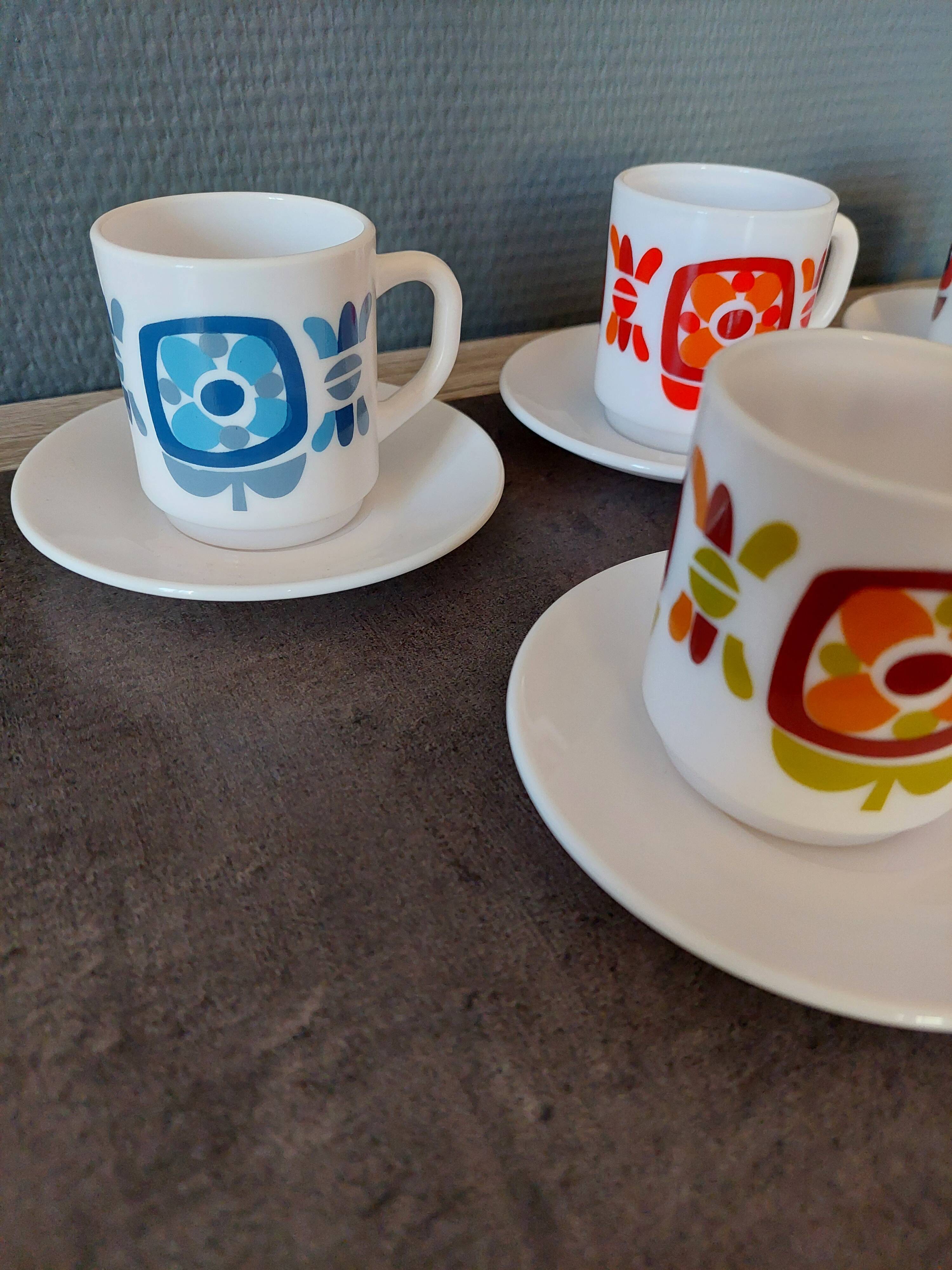 Set of 6 mini mobile cups with vintage undercups