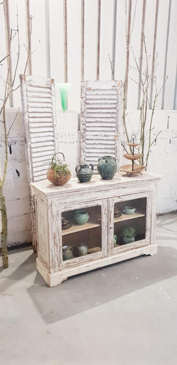 Buffe- vintage showcase