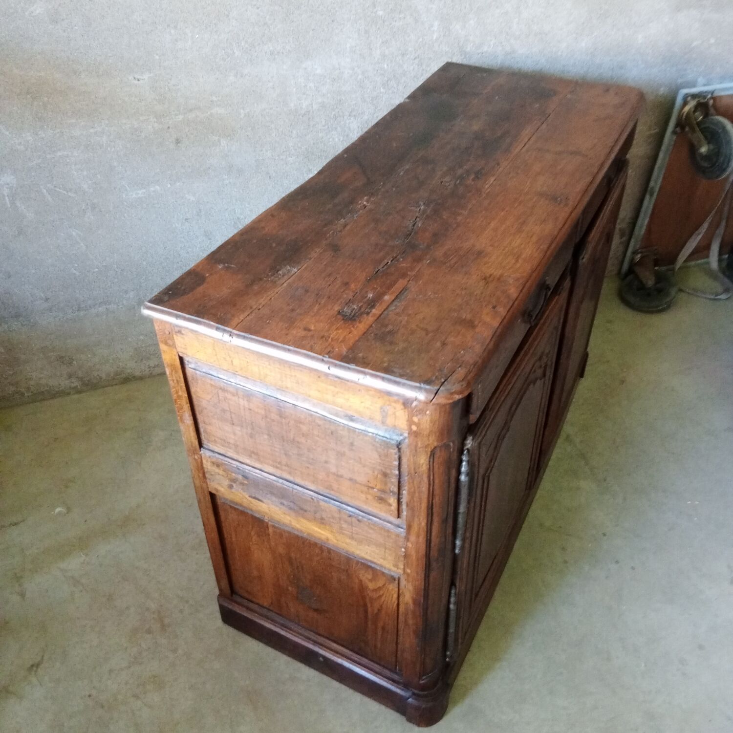 Rustic antique oak sideboard with 2 doors