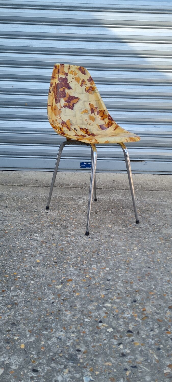 La Cigogne fiberglass chair