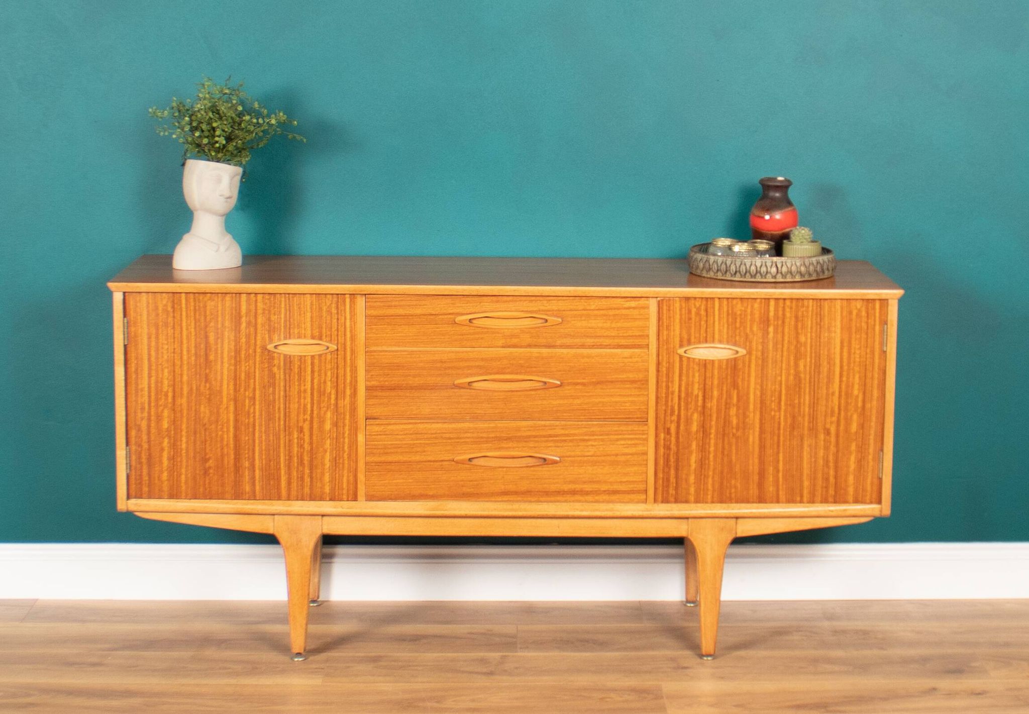 Buffet moyen Jentique Mid Century en noyer rétro des années 1960